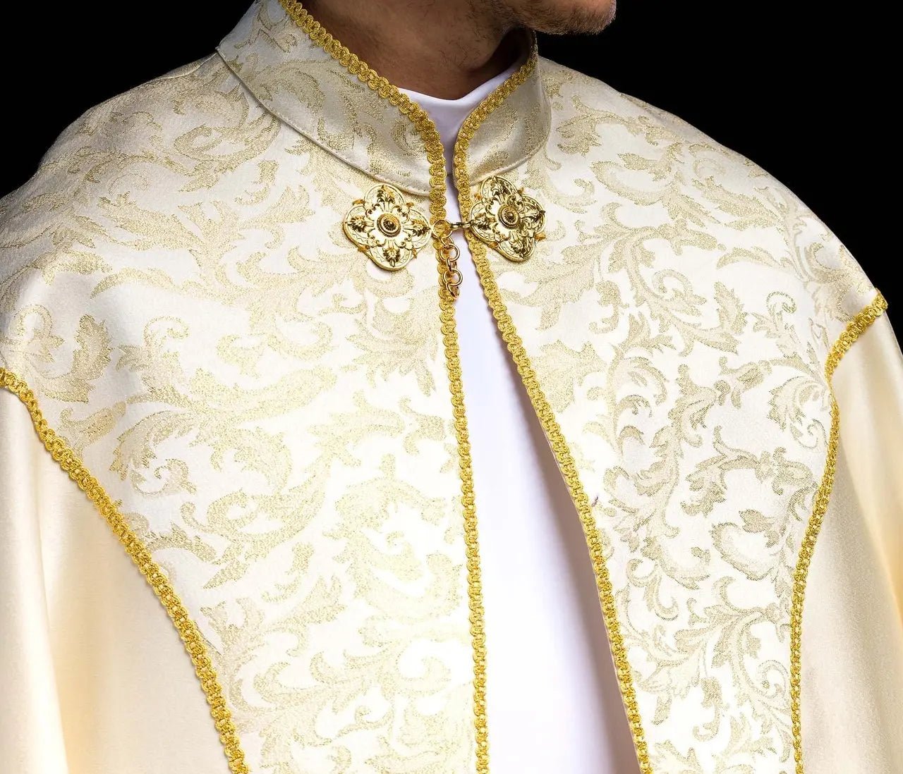 Cappa liturgique écrue avec ornement jacquard doré