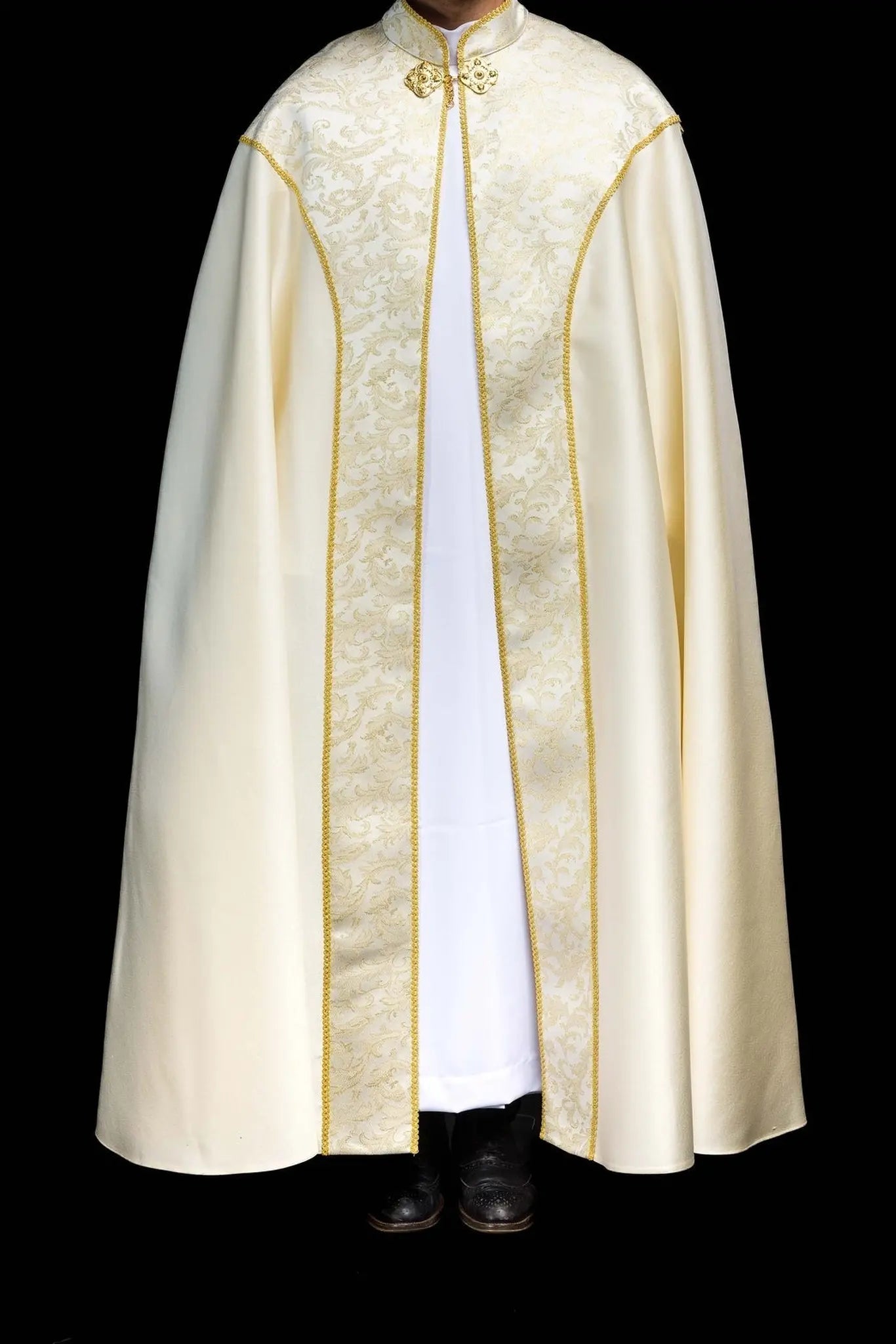 Cappa liturgique écrue avec ornement jacquard doré