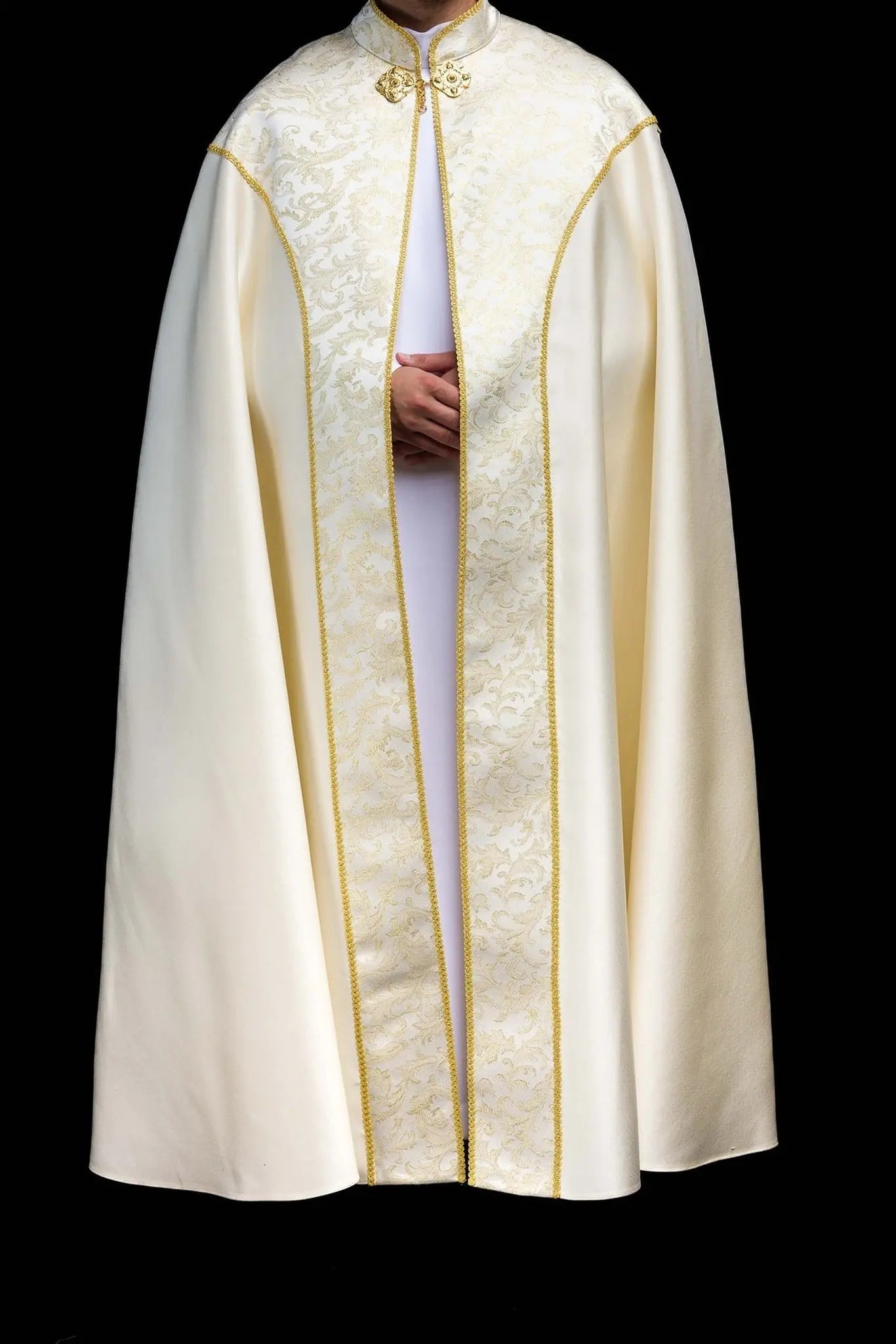 Cappa liturgique écrue avec ornement jacquard doré