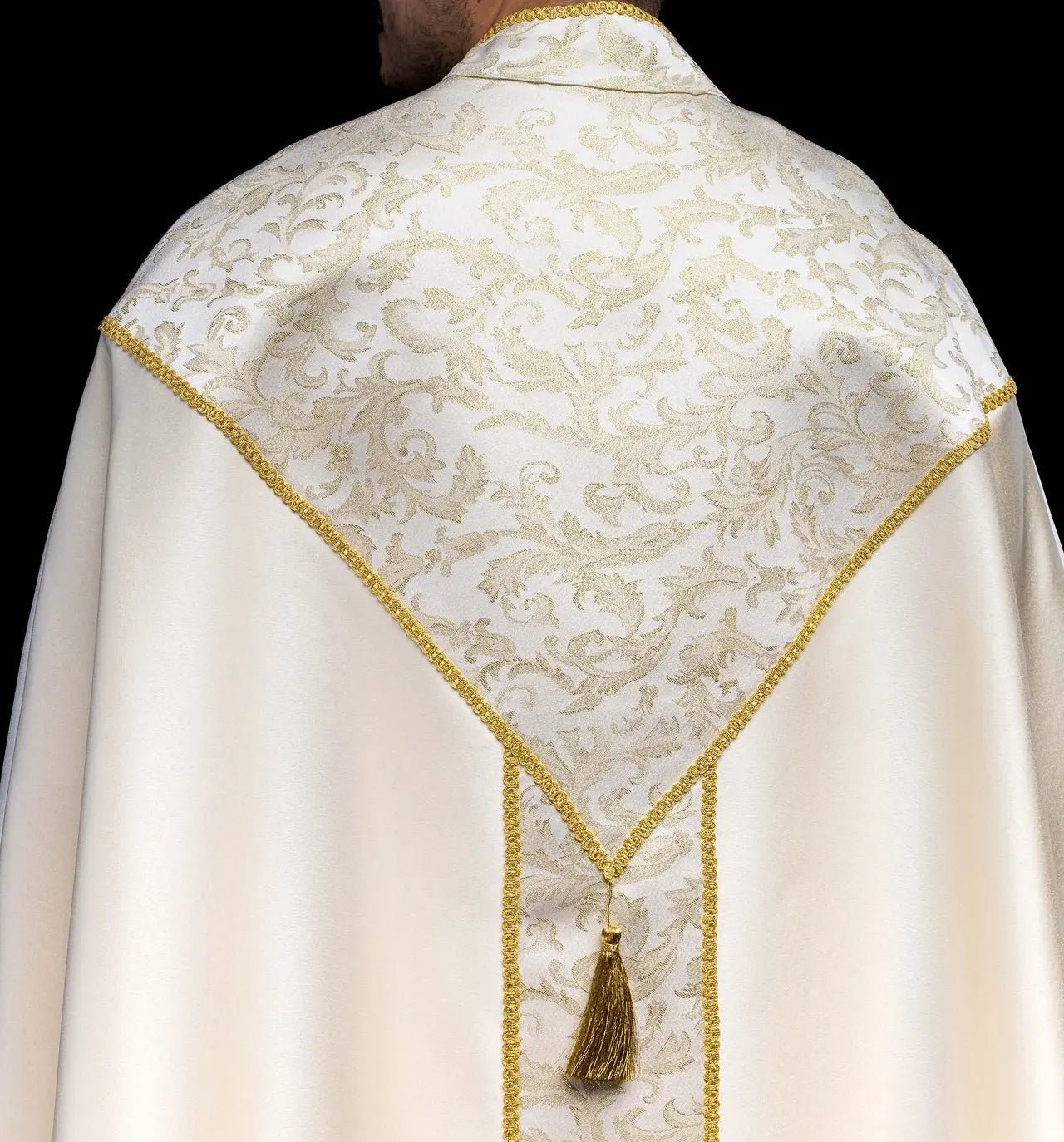 Cappa liturgique écrue avec ornement jacquard doré