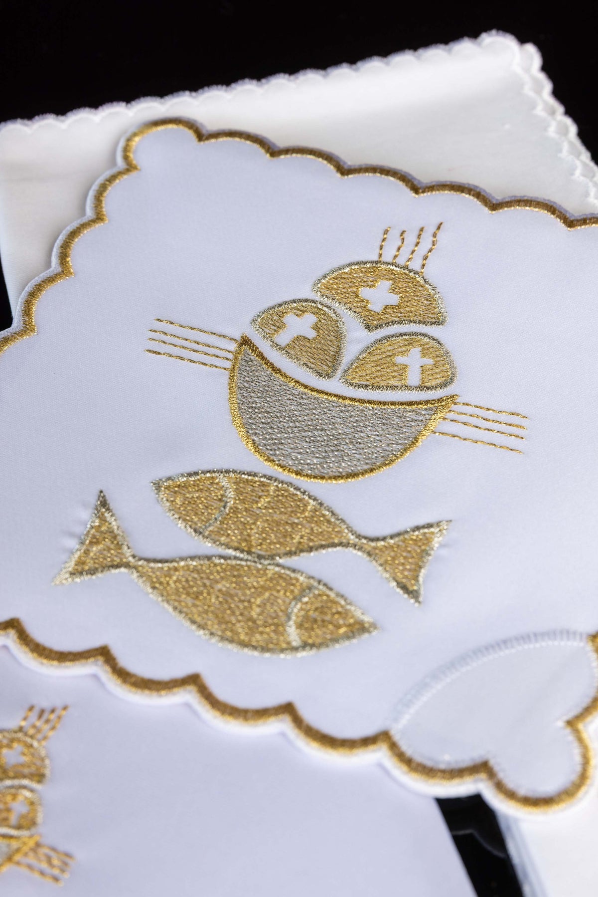 Linge de calice brodé avec poisson