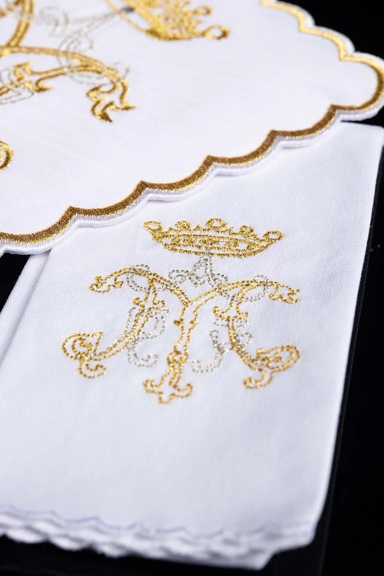 Linge de calice avec broderie mariale dorée