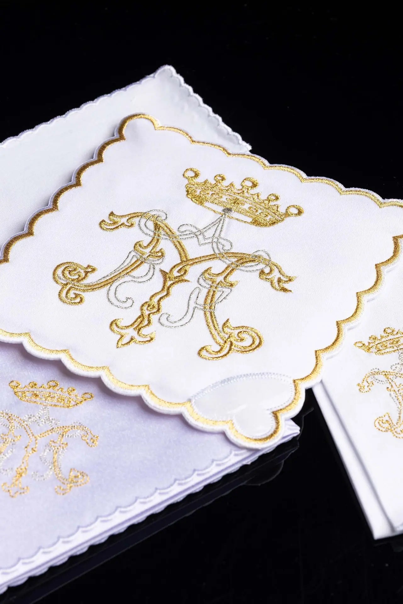 Chalice linen with gold Marian embroidery