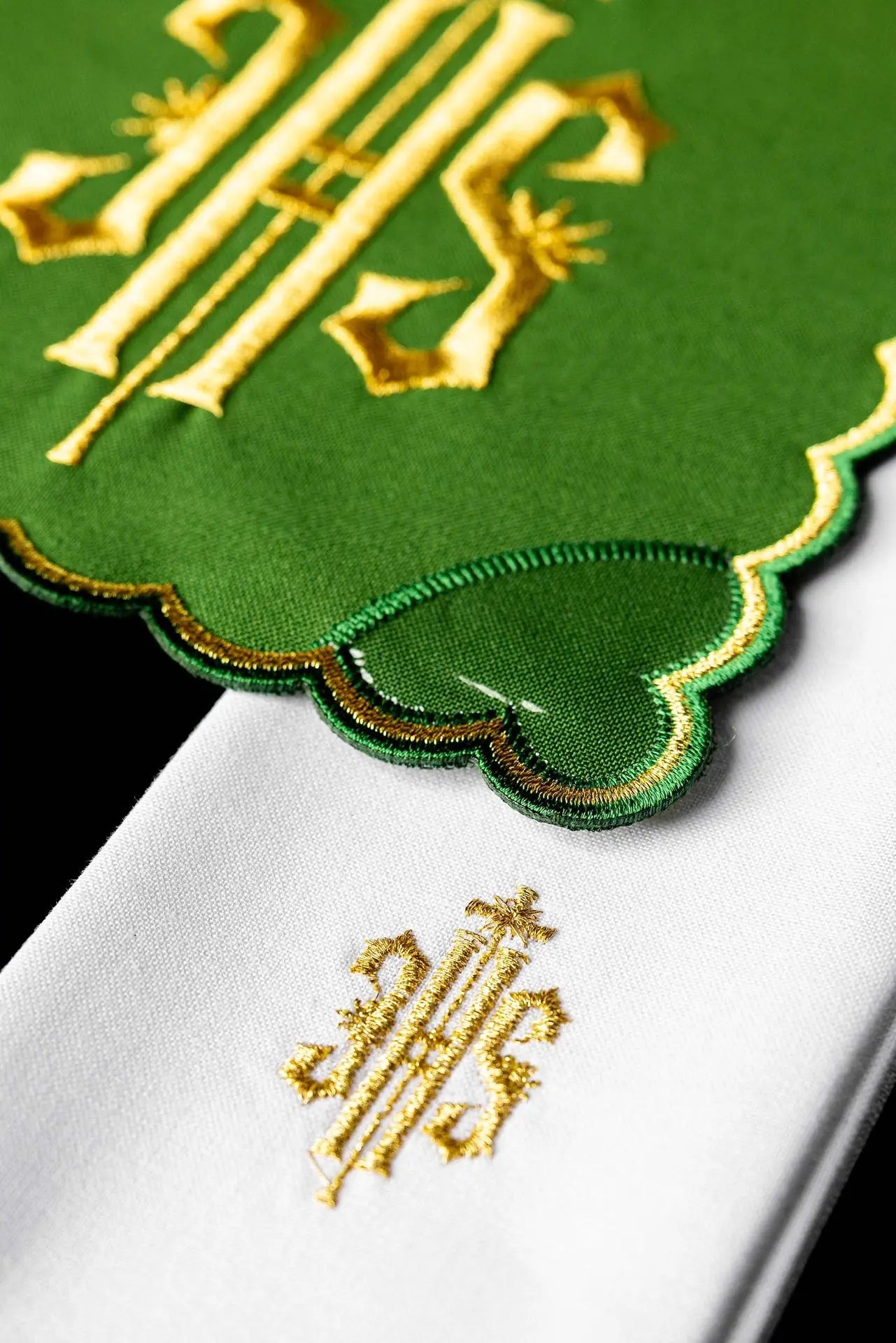 Ensemble de calice brodé vert IHS