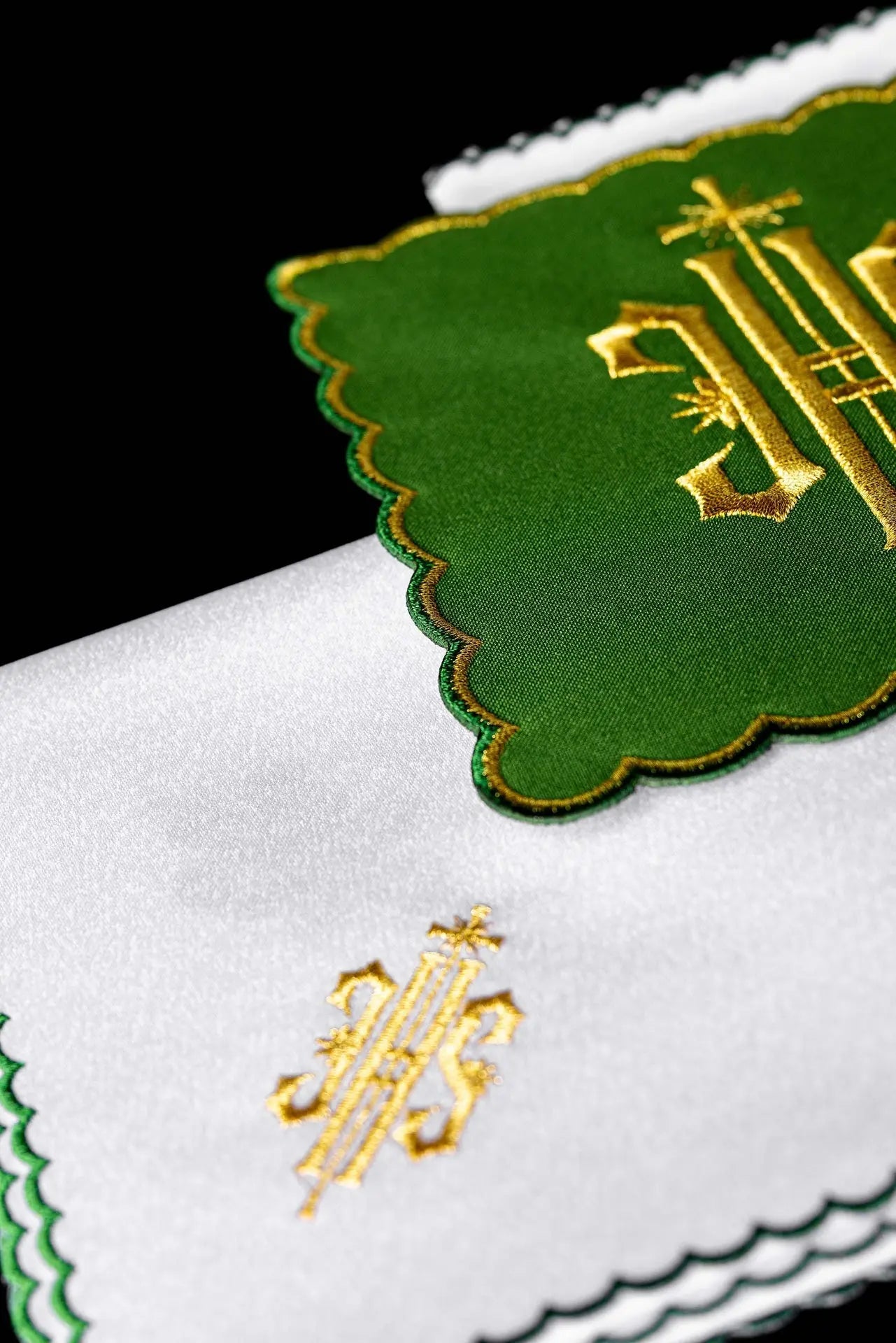 Ensemble de calice brodé vert IHS