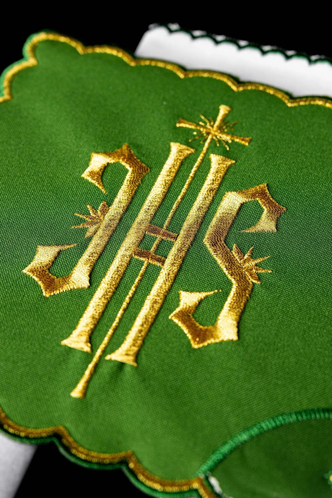 Ensemble de calice brodé vert IHS