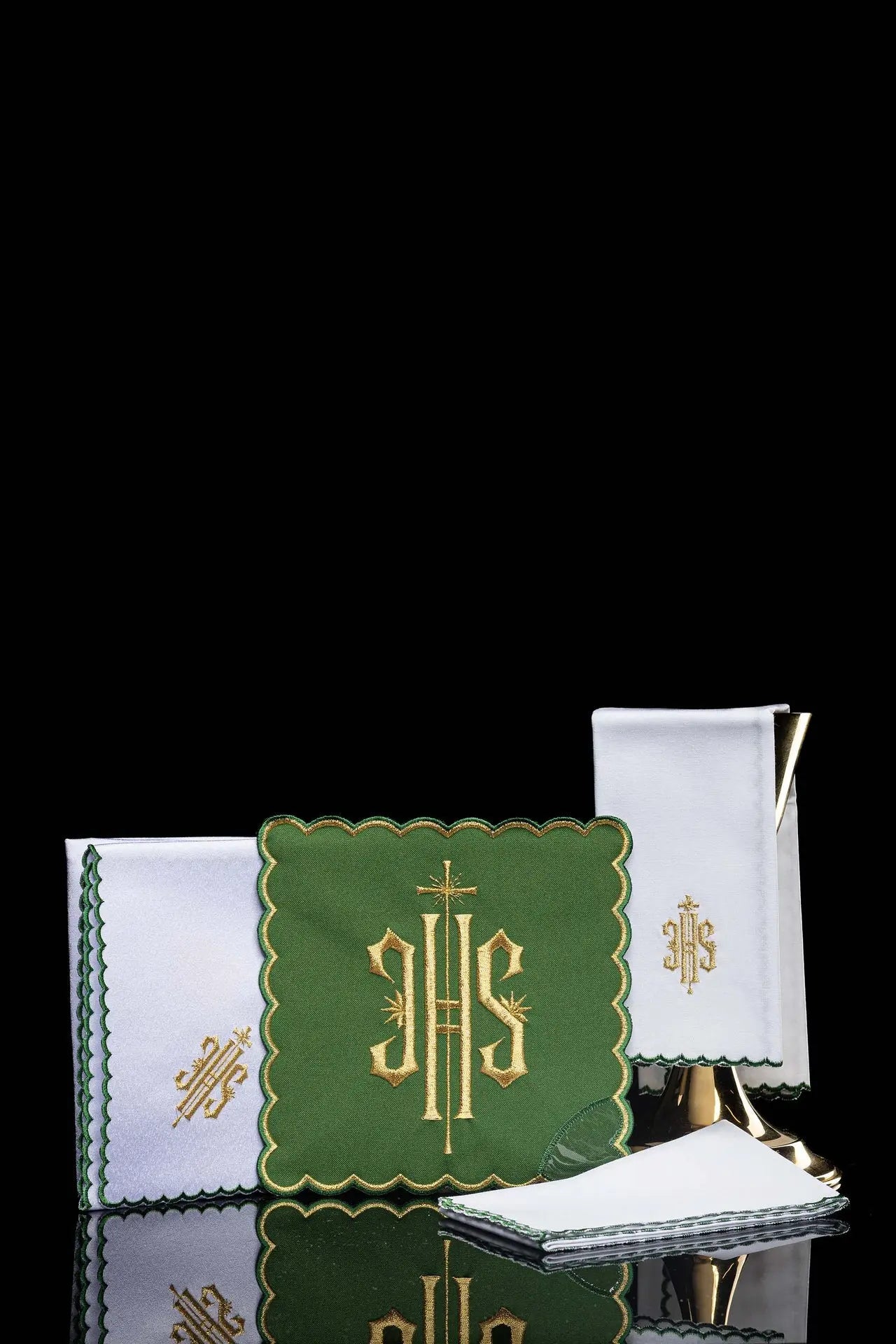 Ensemble de calice brodé vert IHS