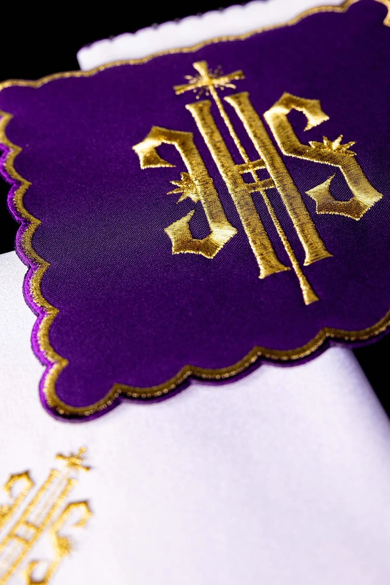 Lin blanc brodé pour calice violet IHS