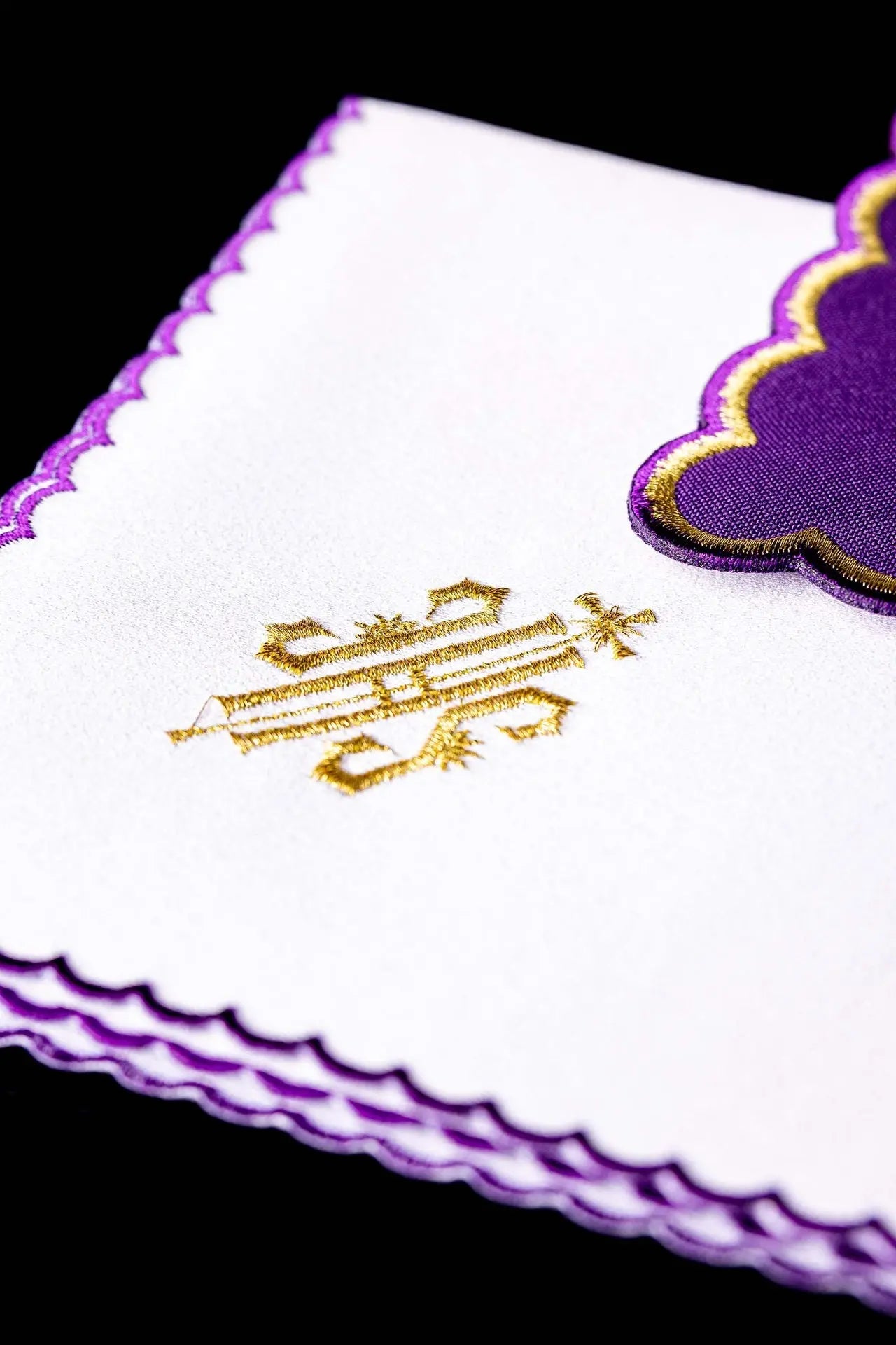 Lin blanc brodé pour calice violet IHS
