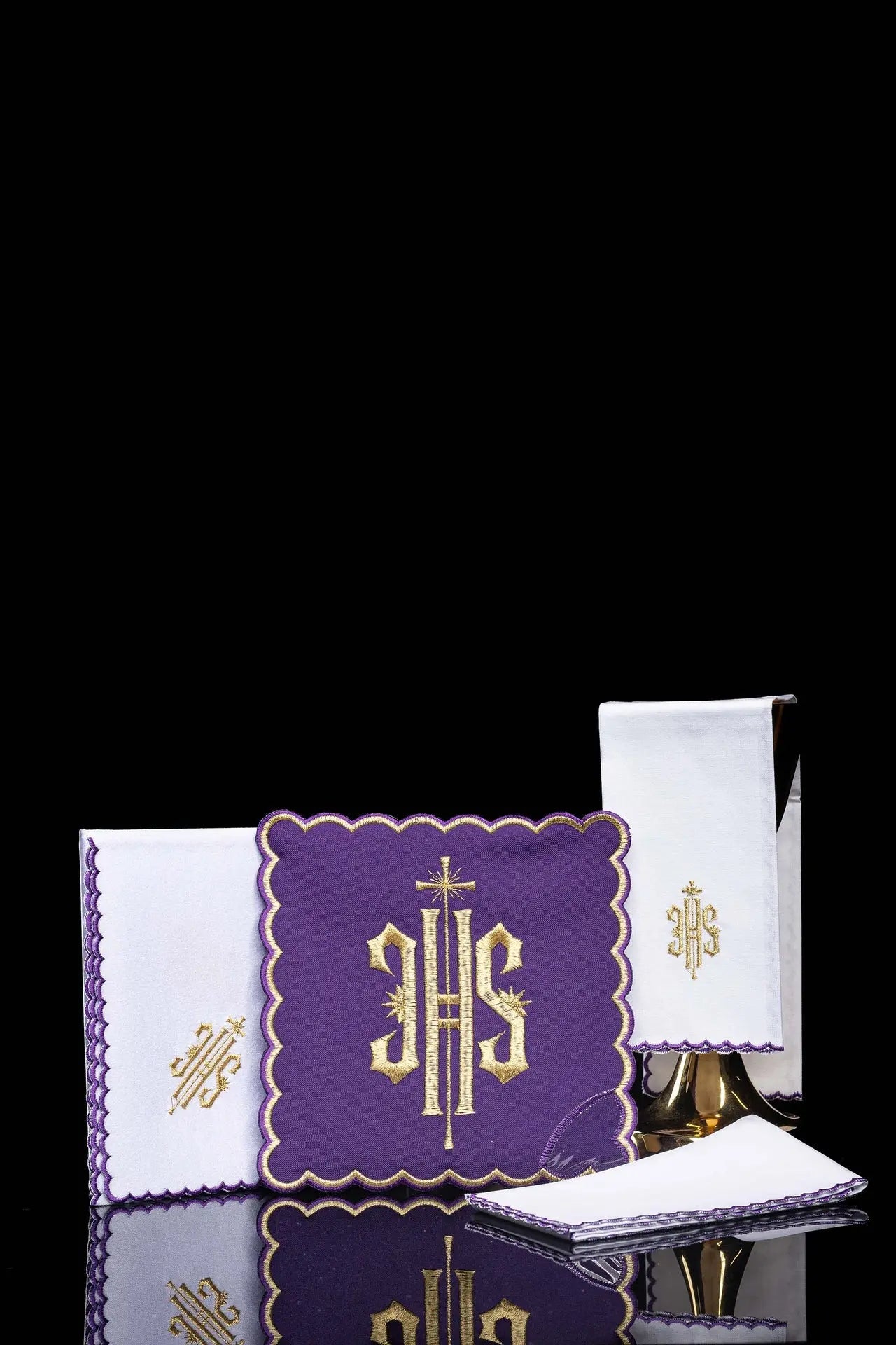 Lin blanc brodé pour calice violet IHS