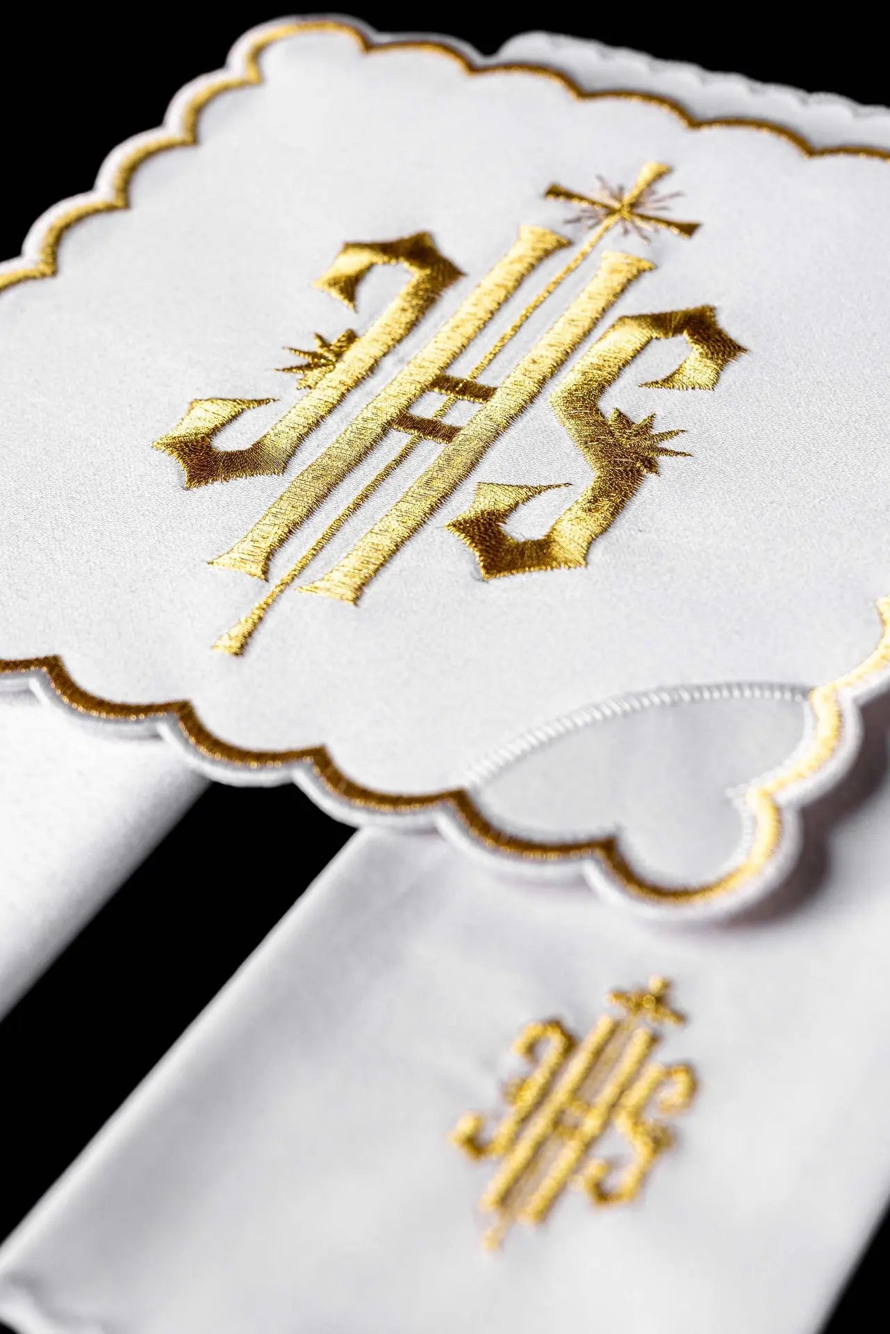 Ensemble de linge de calice brodé : motif IHS doré