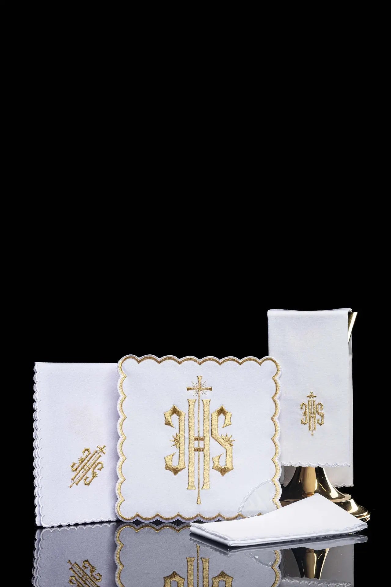 Ensemble de linge de calice brodé : motif IHS doré