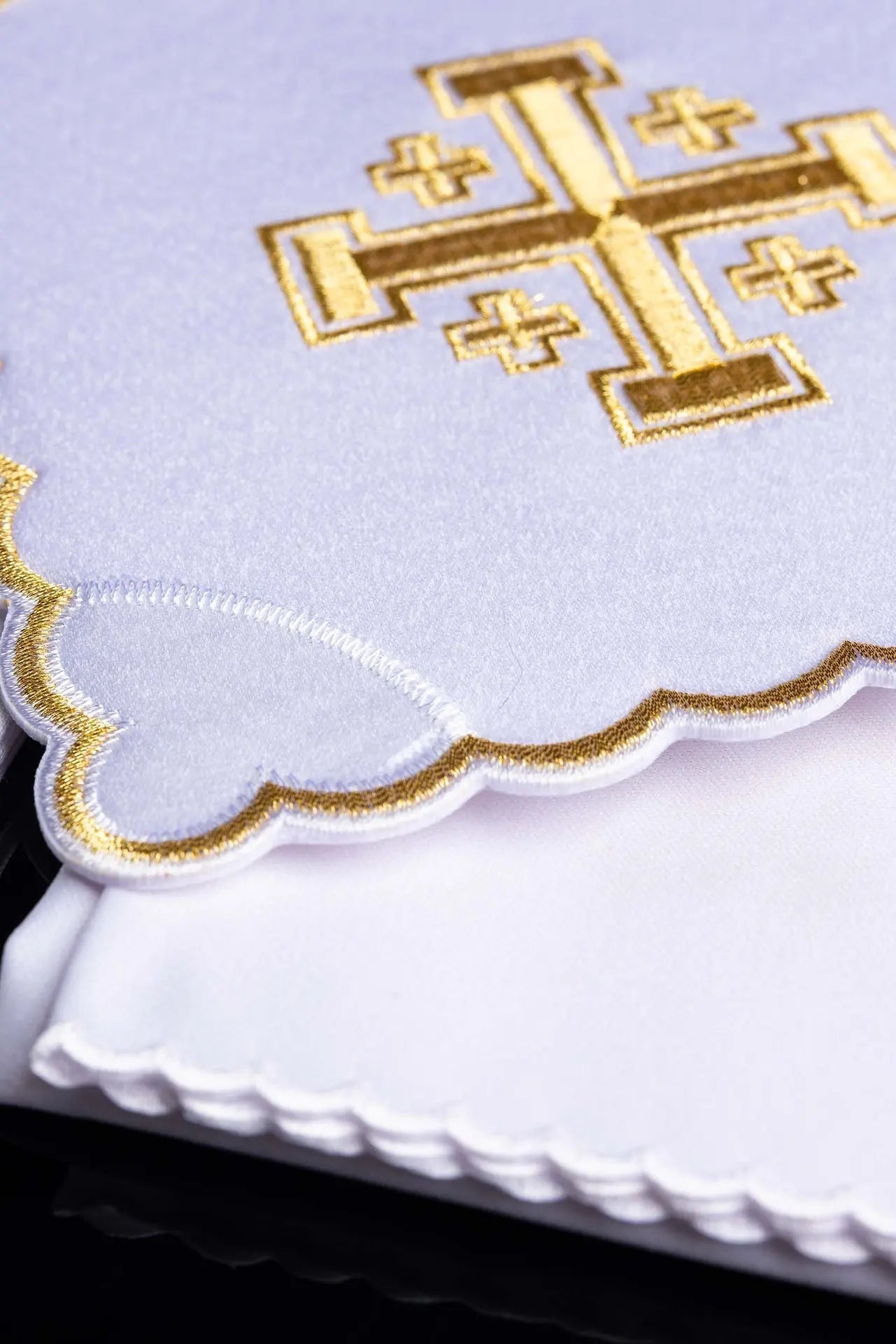 ensemble de calices avec broderie de croix blanc