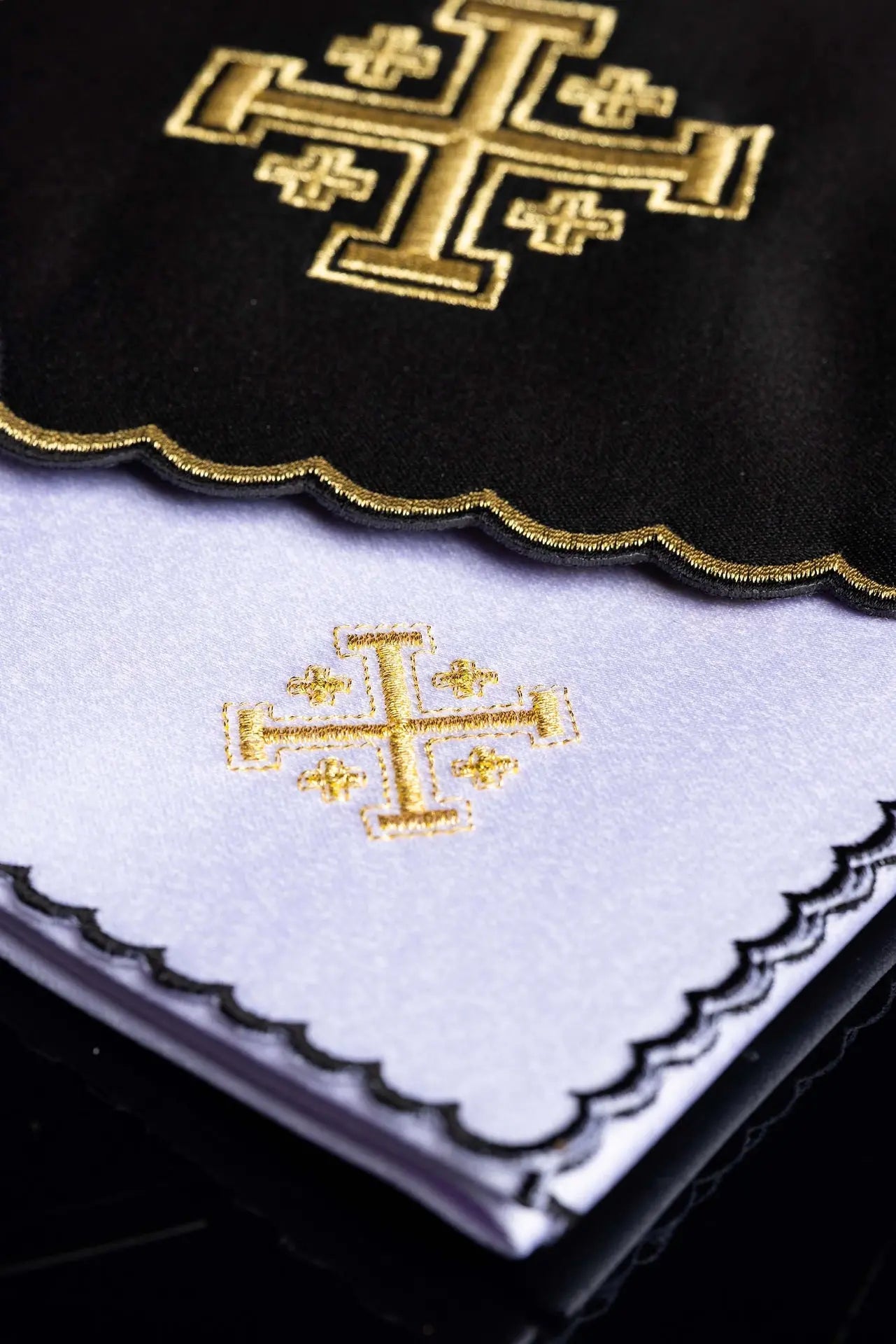 Ensemble de linge de calice avec broderie de croix de Jérusalem