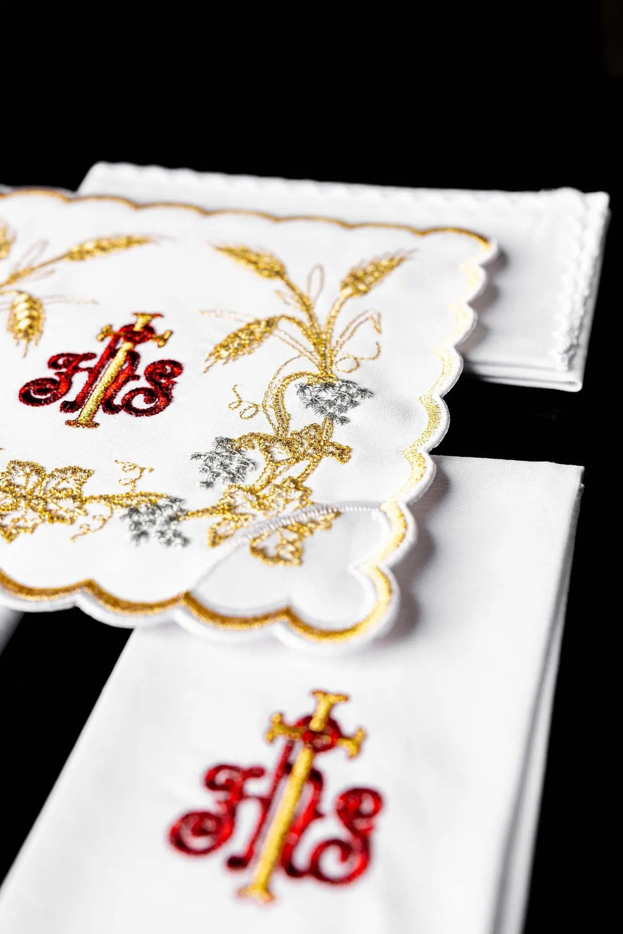 Linge de calice richement décoré avec broderie IHS et oreilles