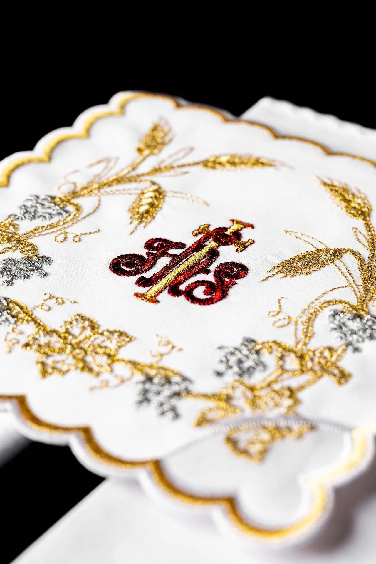 Linge de calice richement décoré avec broderie IHS et oreilles