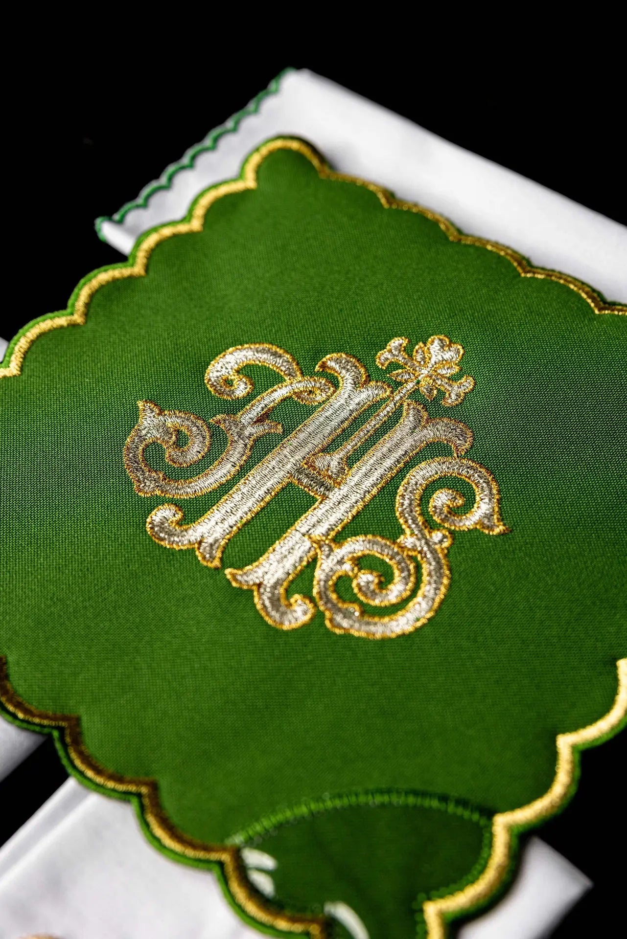 Linge de calice brodé IHS palka vert
