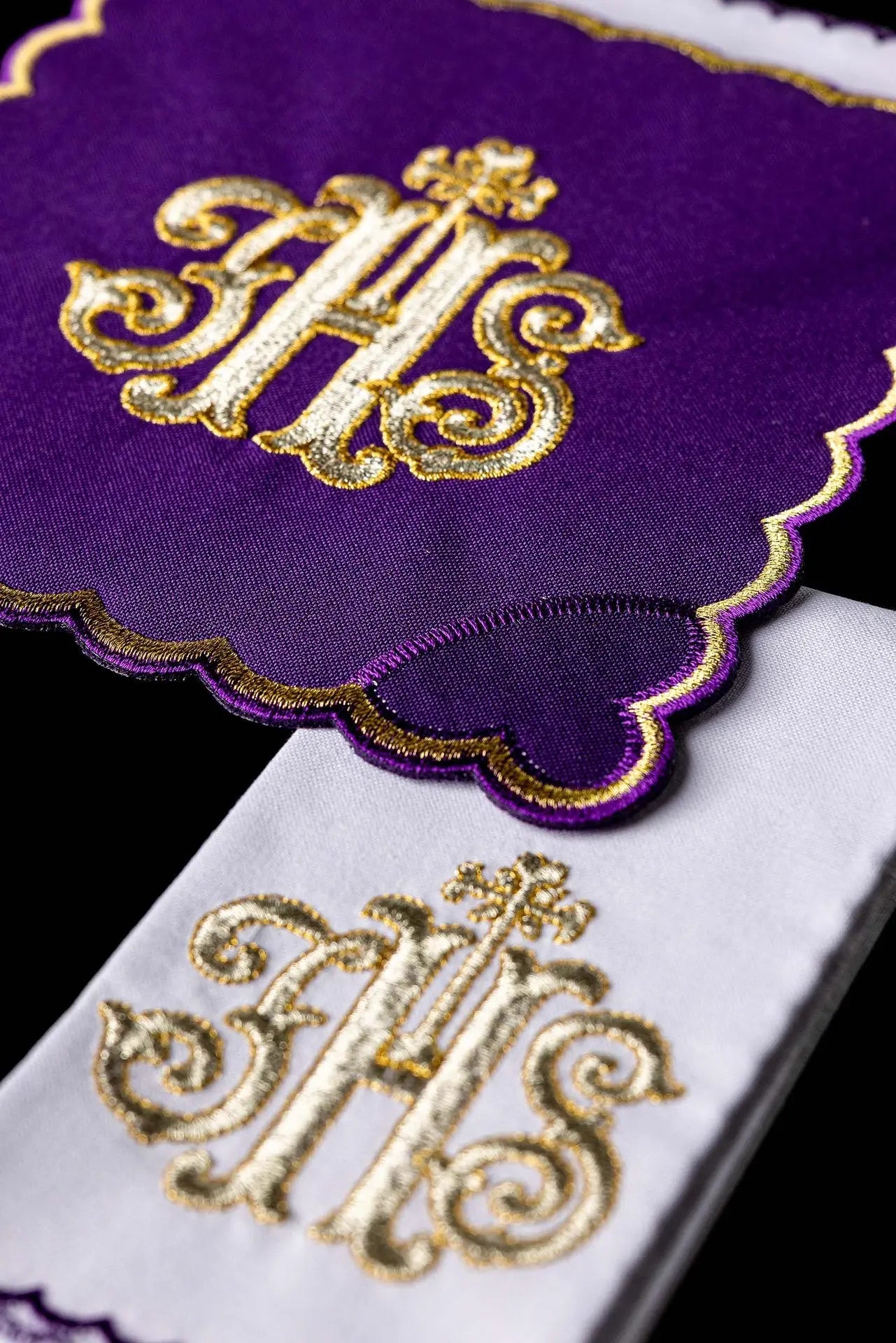 Lin blanc brodé pour calice violet IHS
