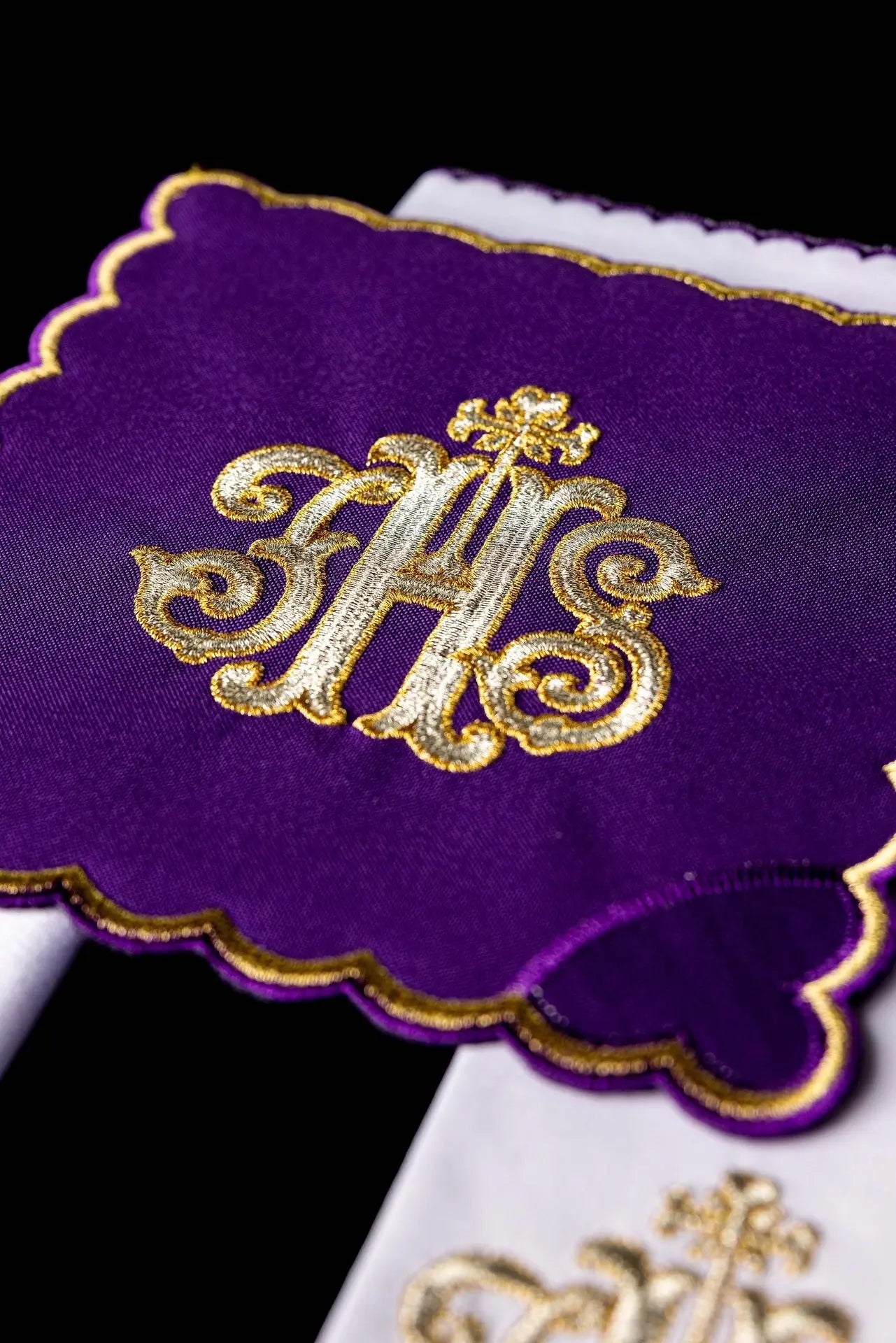 Lin blanc brodé pour calice violet IHS