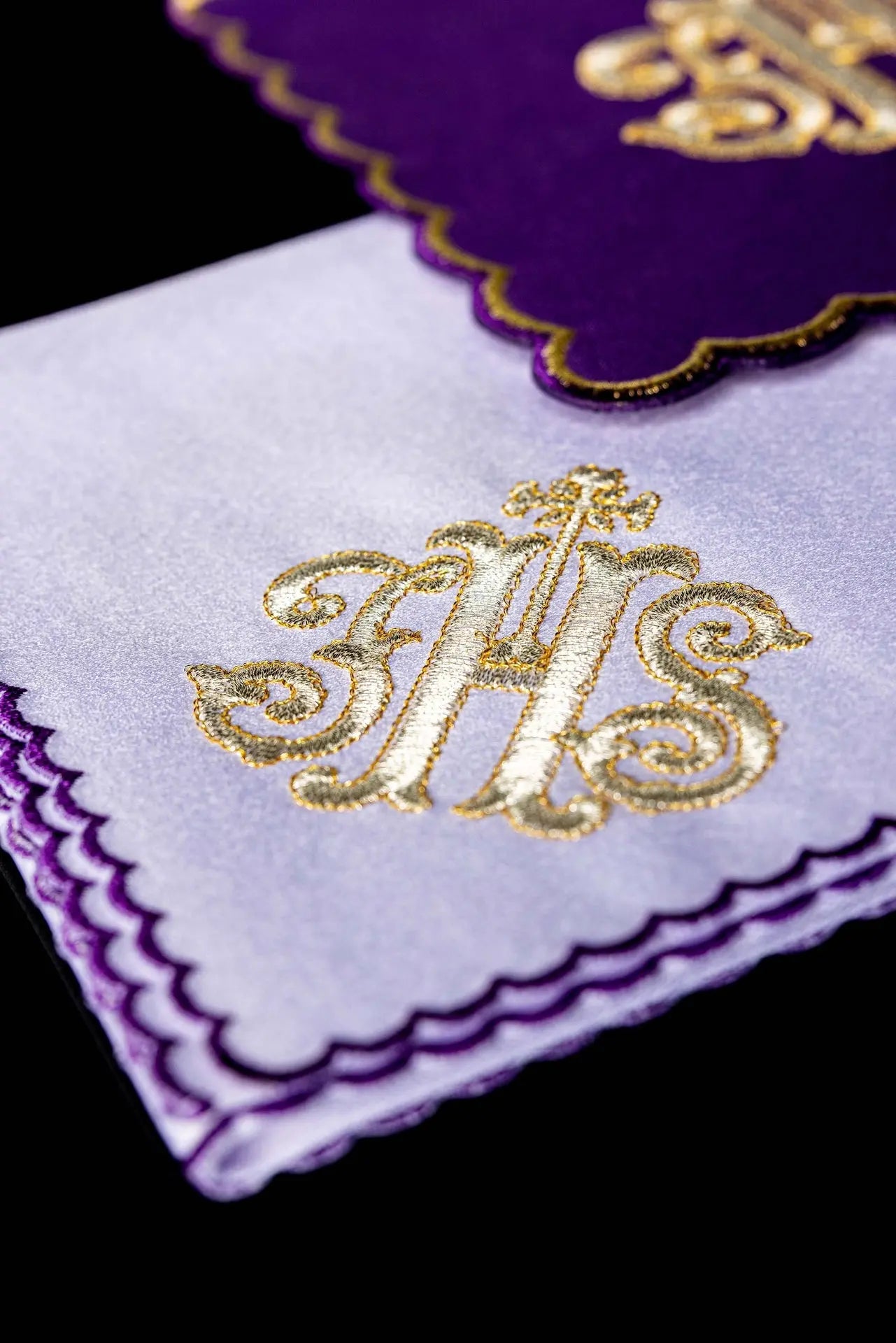 Lin blanc brodé pour calice violet IHS