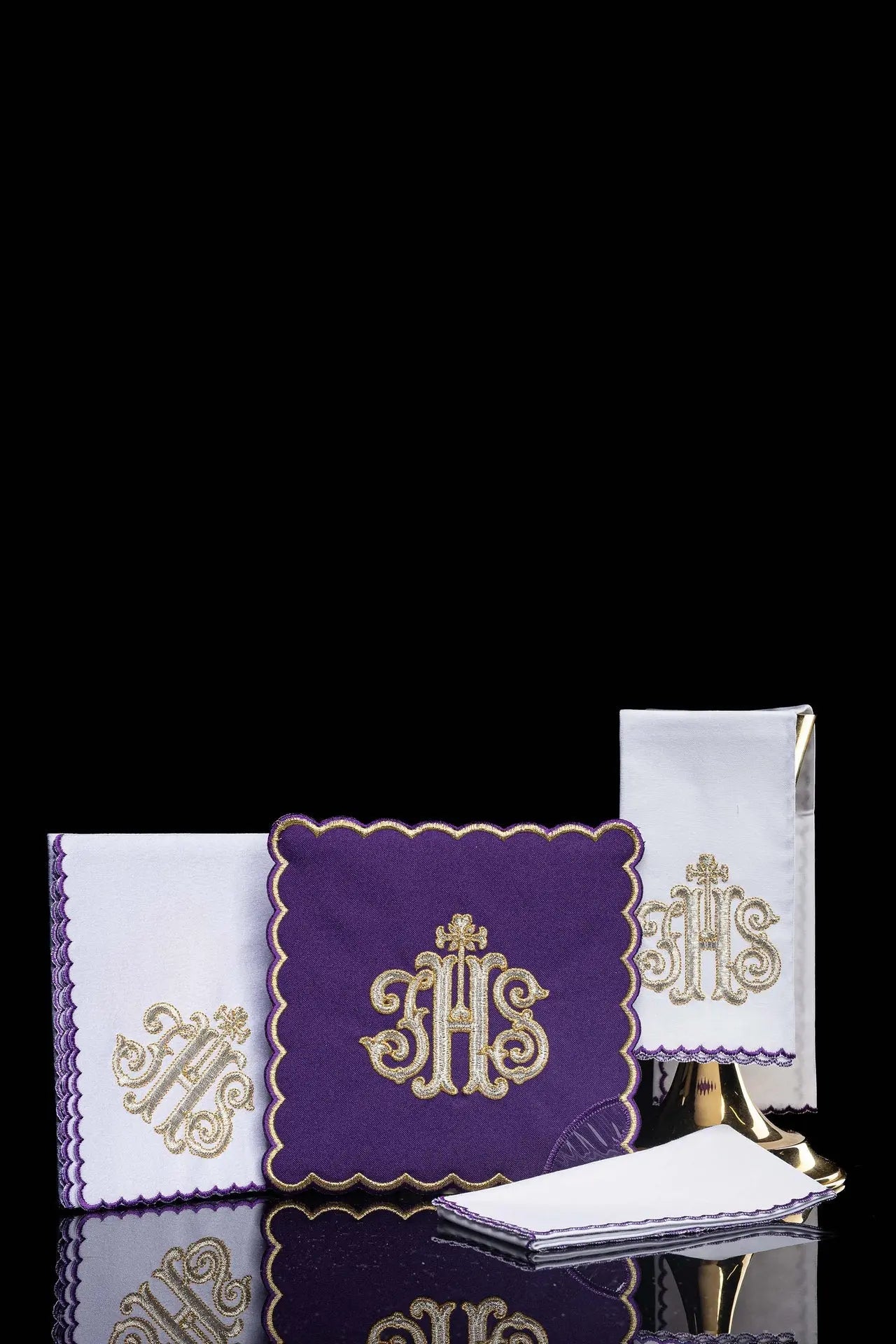 Lin blanc brodé pour calice violet IHS