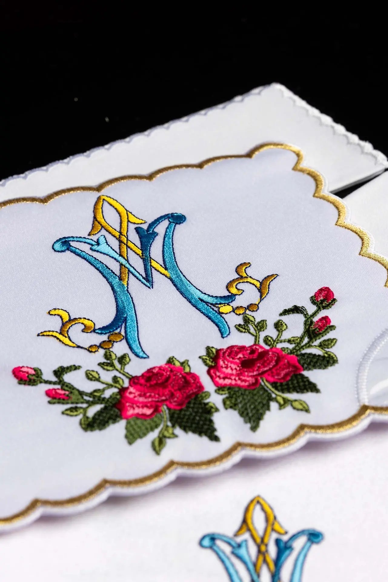 Linge de calice avec broderie mariale colorée