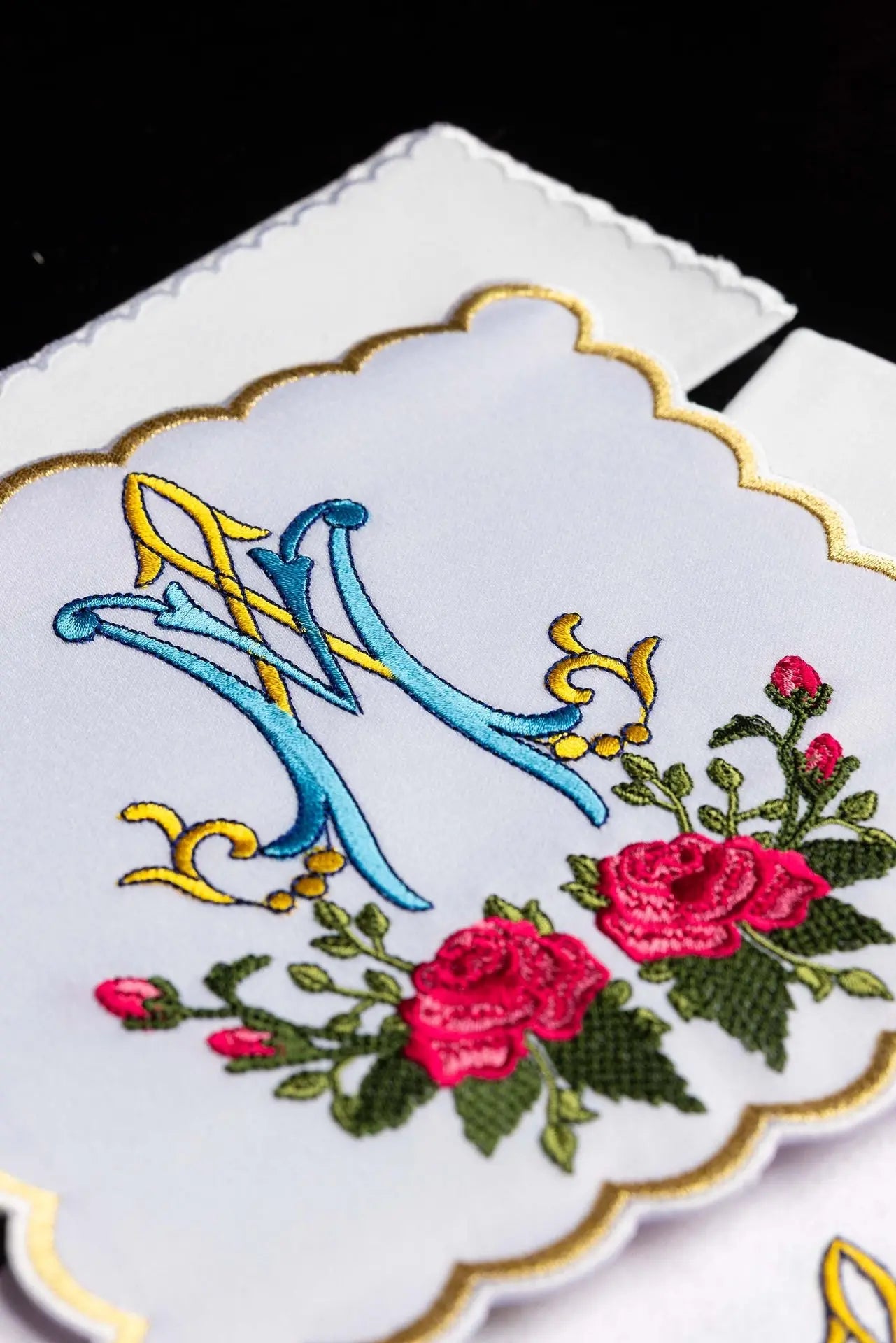 Linge de calice avec broderie mariale colorée