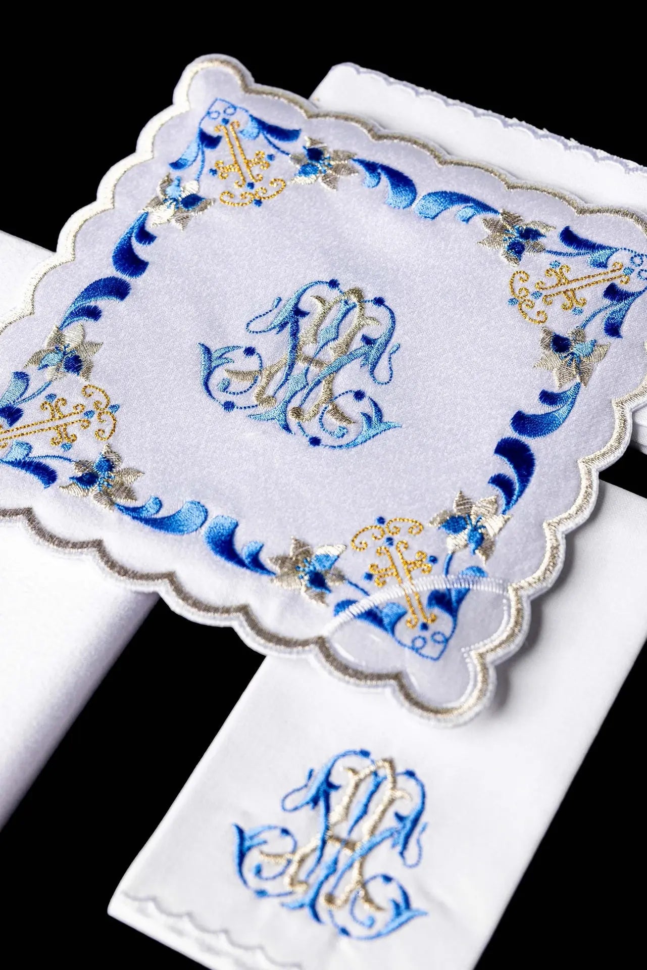Linge de calice avec bordure bleue et broderie mariale