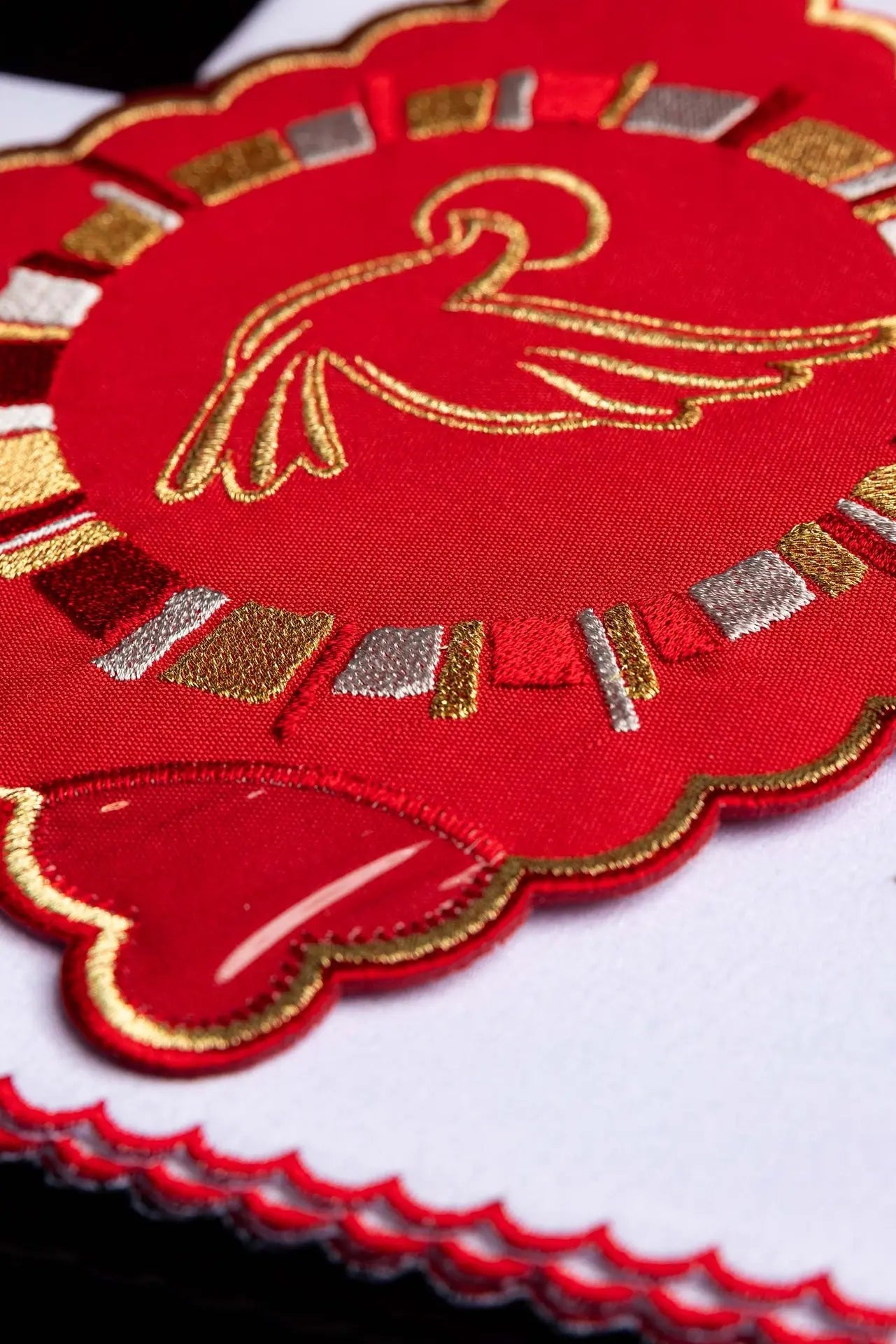 Linge rouge pour calice avec broderie du Saint-Esprit
