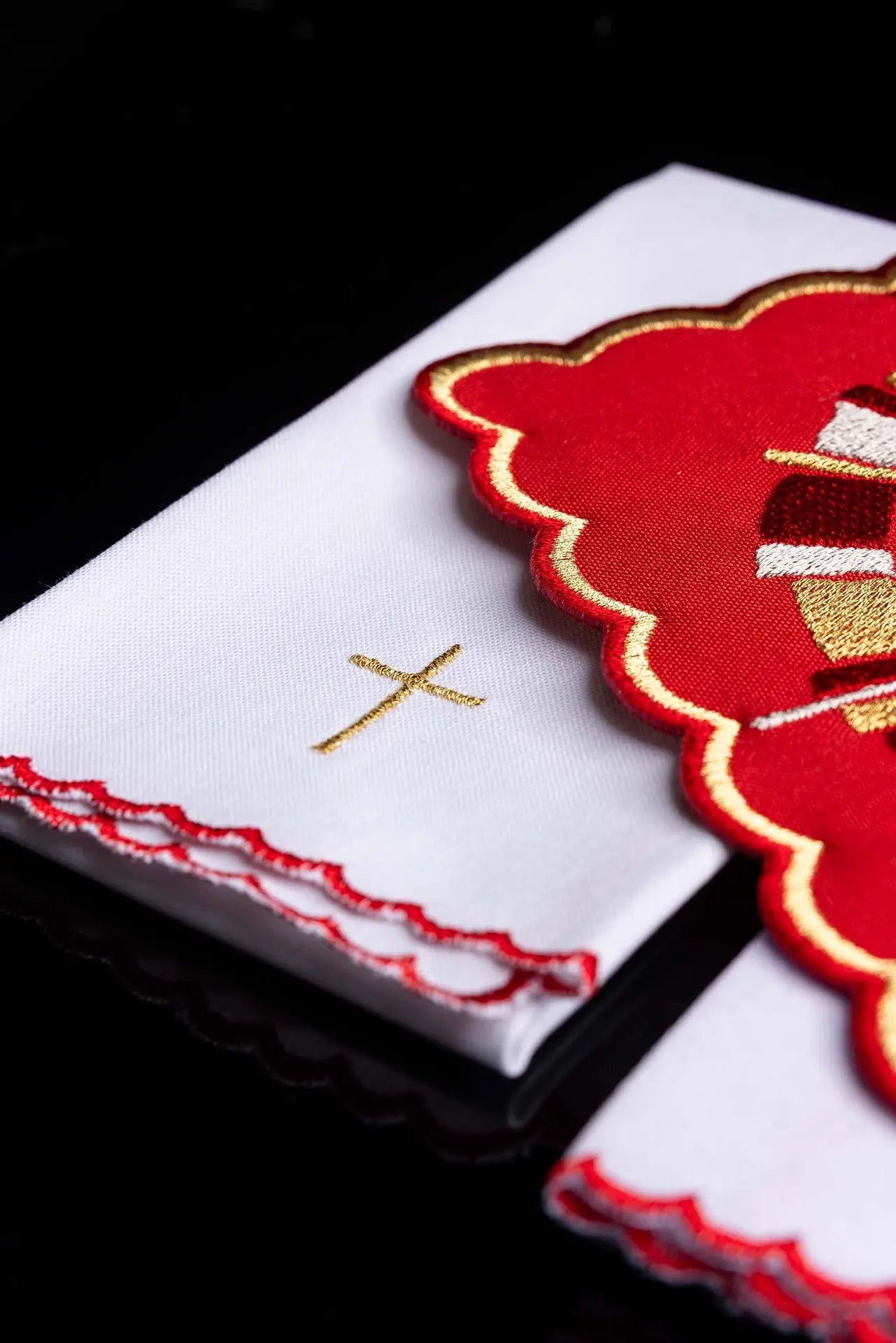 Linge rouge pour calice avec broderie du Saint-Esprit