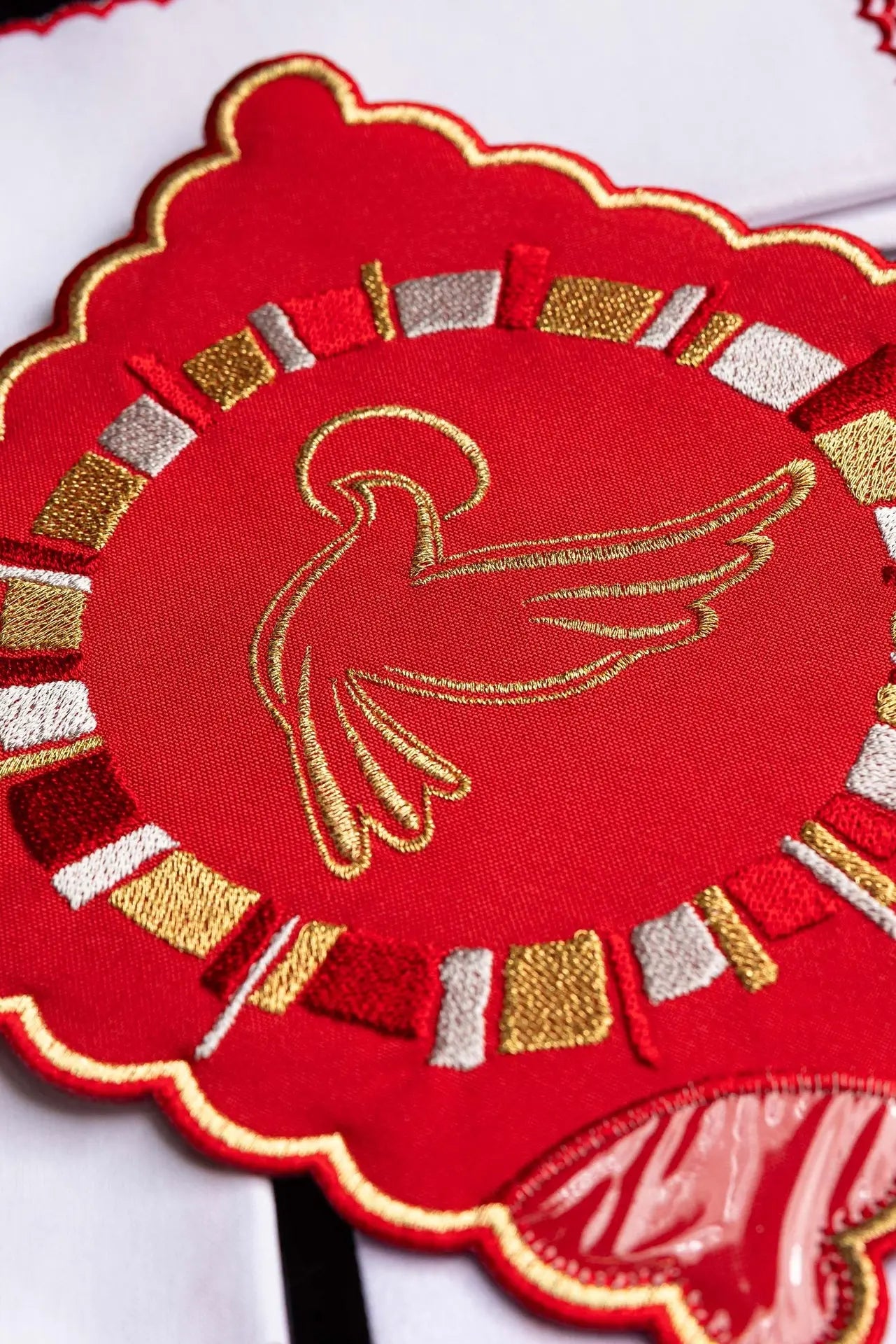 Linge rouge pour calice avec broderie du Saint-Esprit