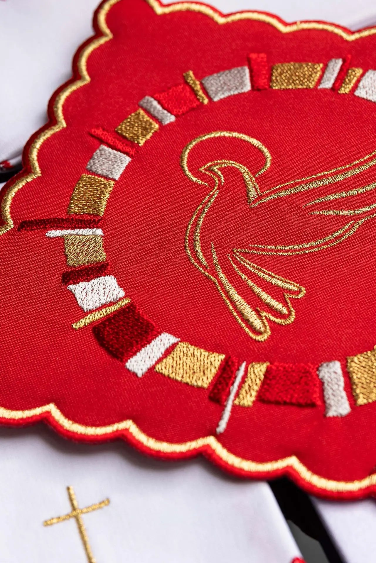Linge rouge pour calice avec broderie du Saint-Esprit