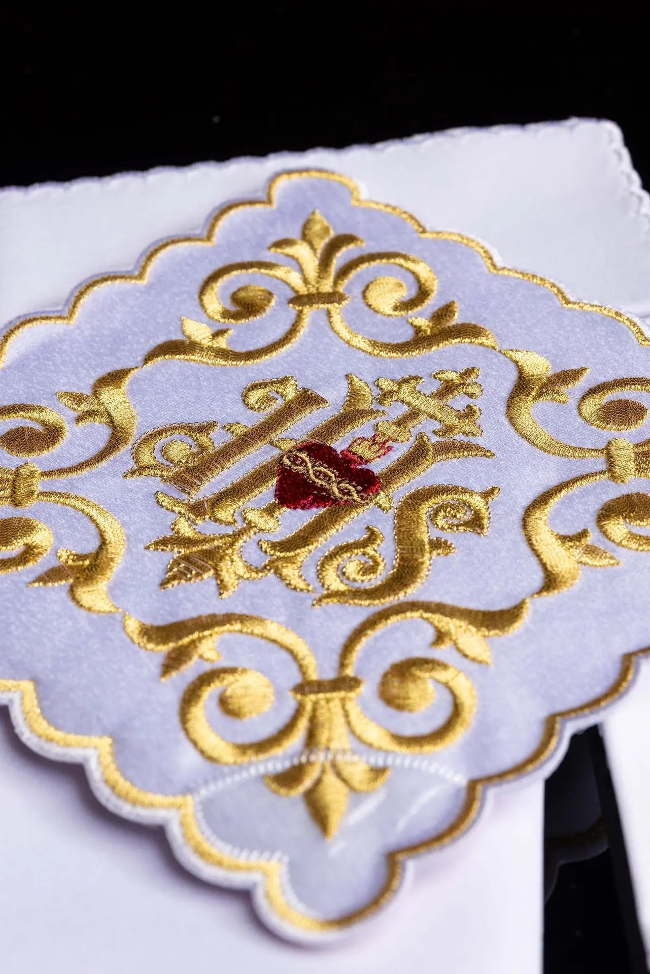 Ensemble de linge de calice richement décoré avec broderie IHS