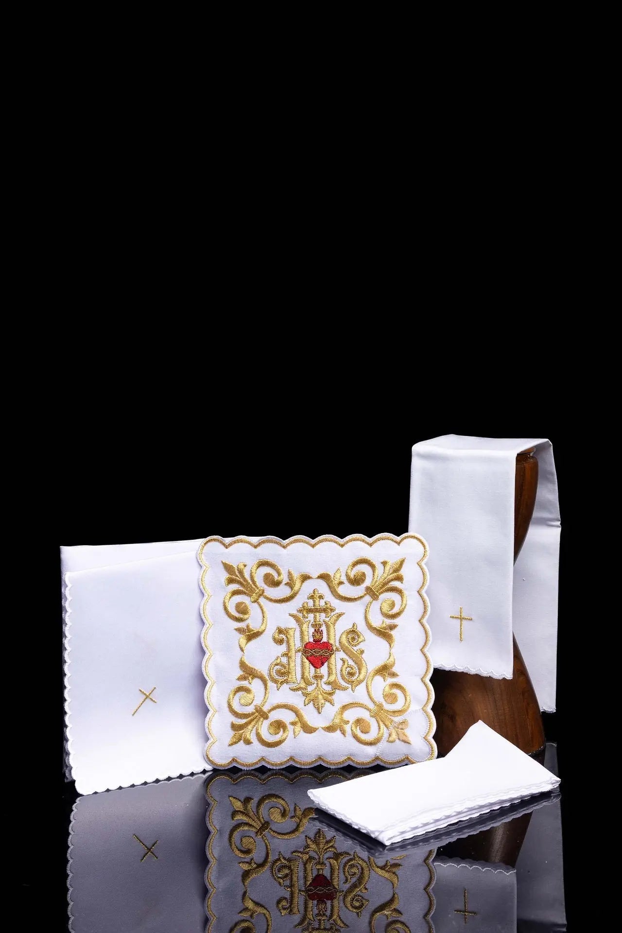 Ensemble de linge de calice richement décoré avec broderie IHS