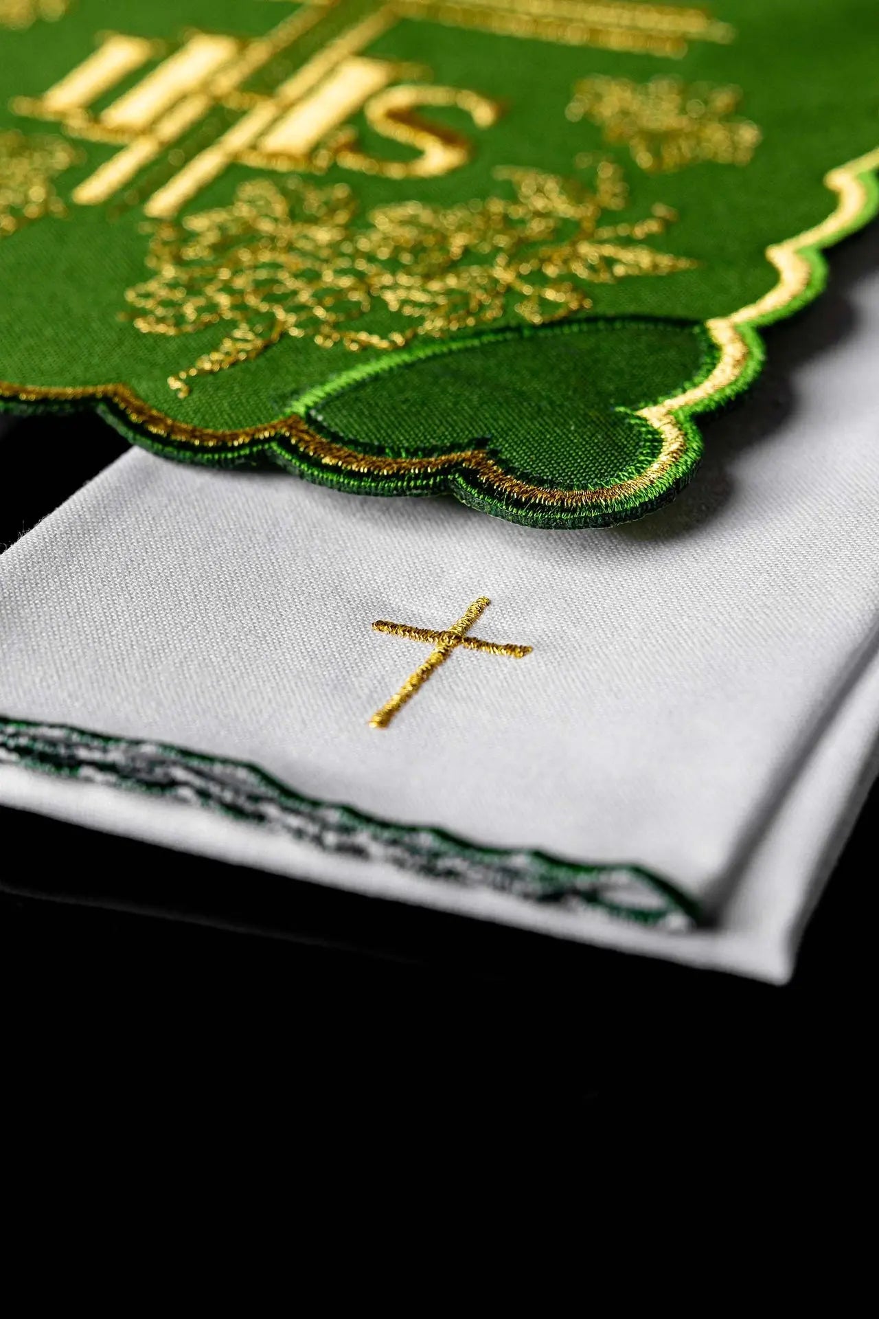 Lin blanc de calice brodé Vert IHS