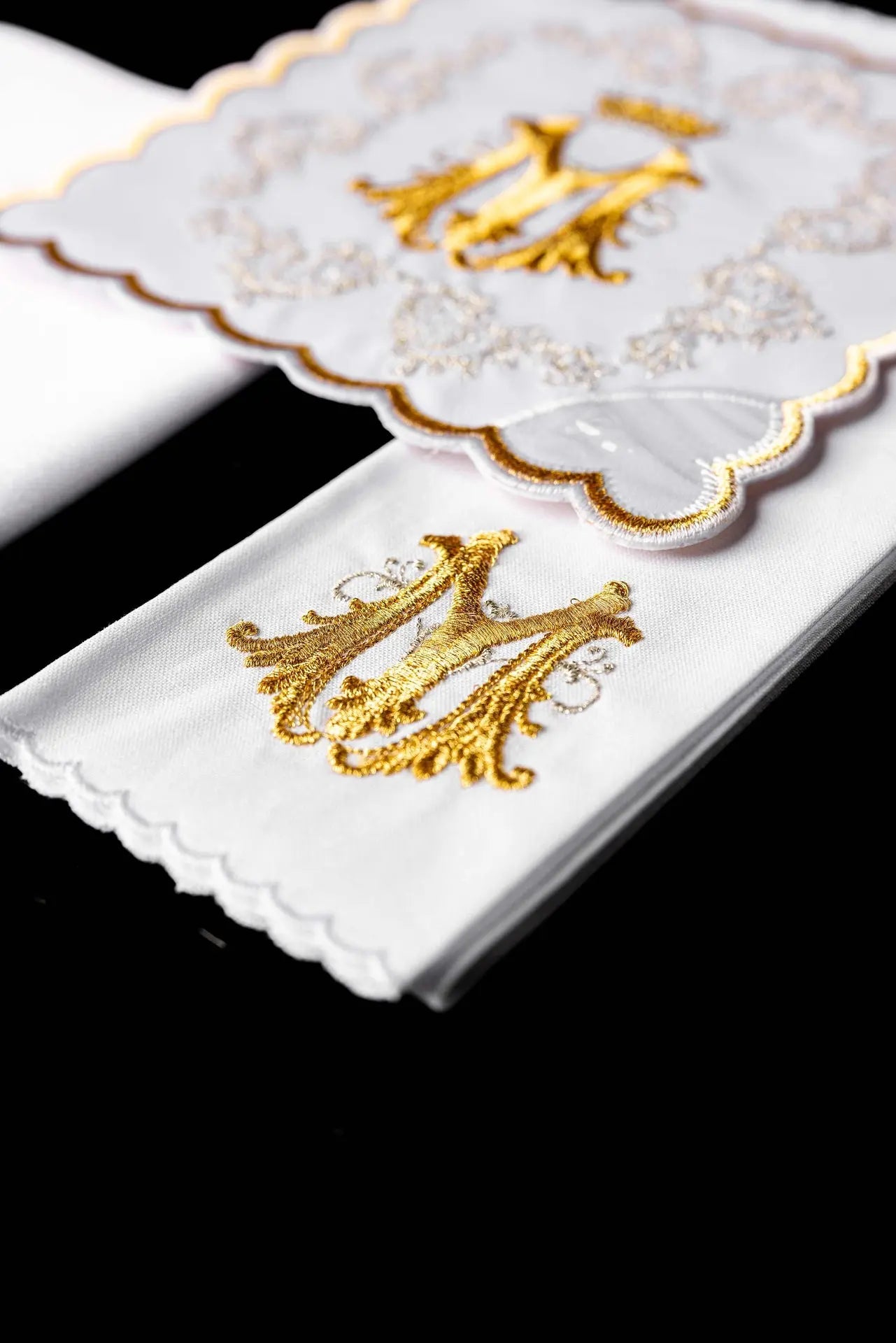 Lin de calice doré avec broderie mariale