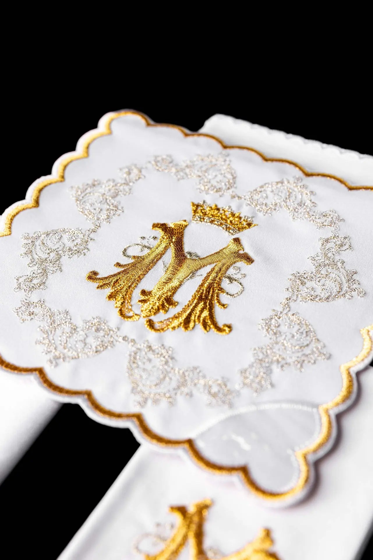Lin de calice doré avec broderie mariale