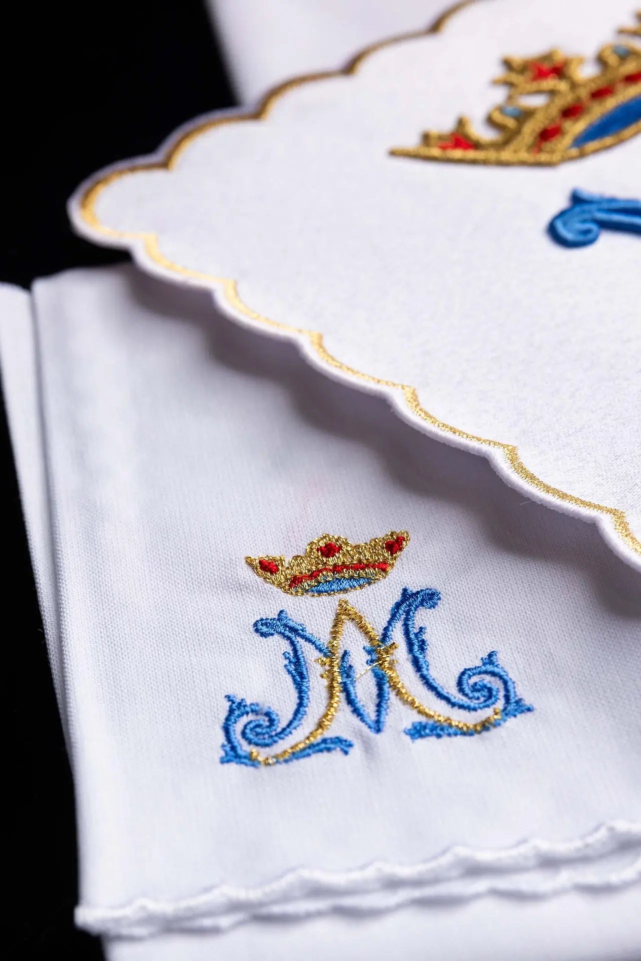 Chalice linen embroidered with a Marian motif