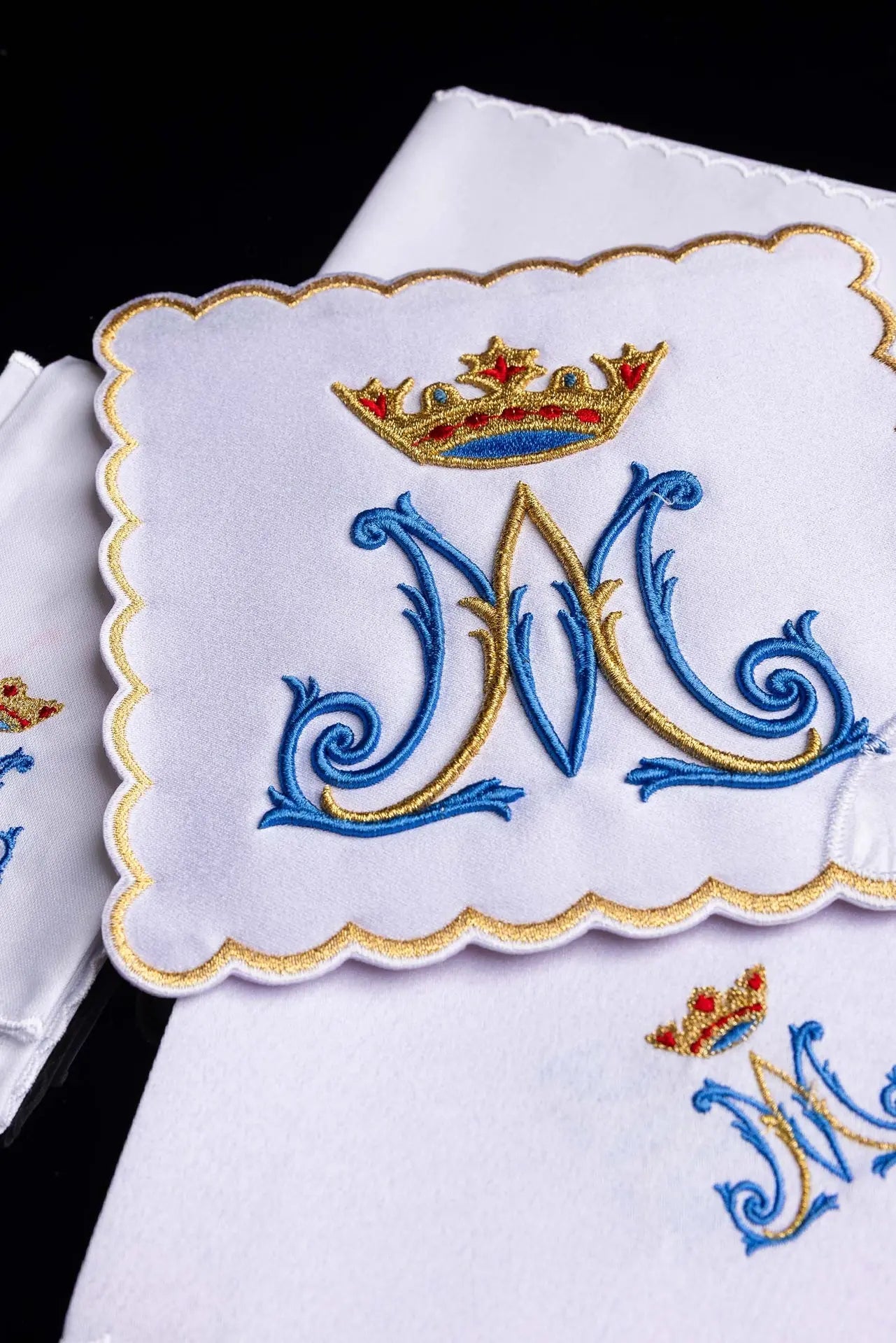 Chalice linen embroidered with a Marian motif