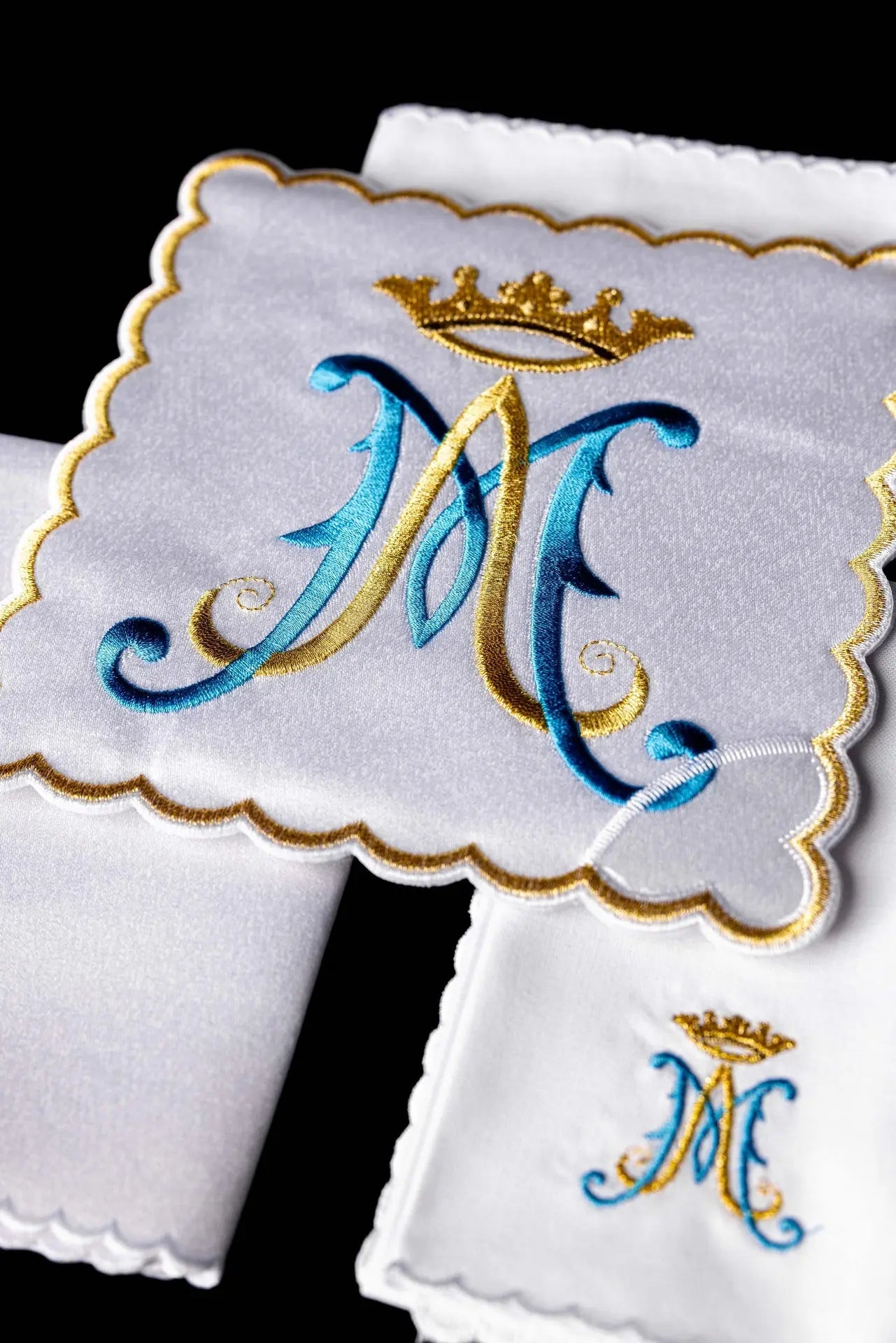 Linge de calice avec symbole marial brodé