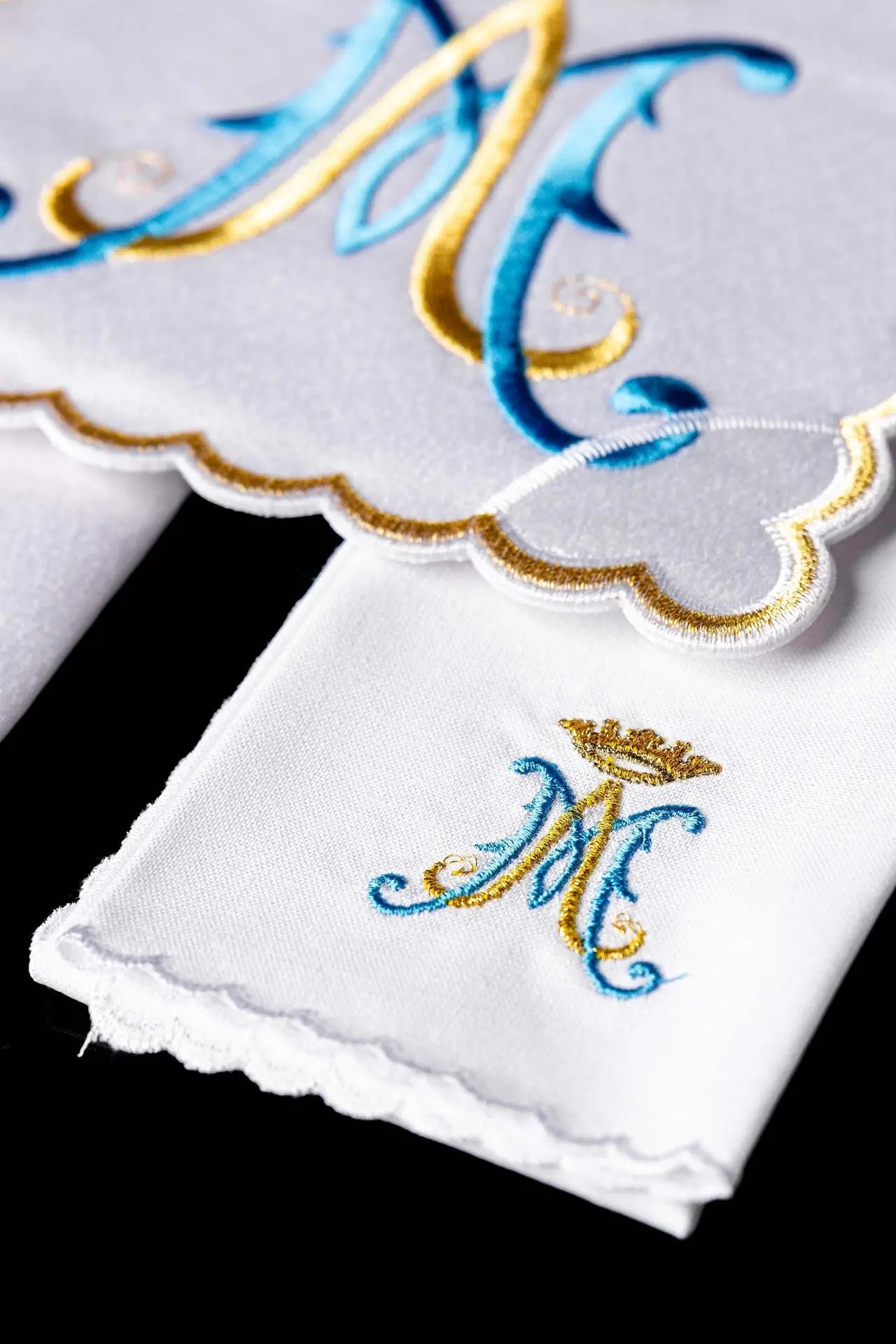 Linge de calice avec symbole marial brodé