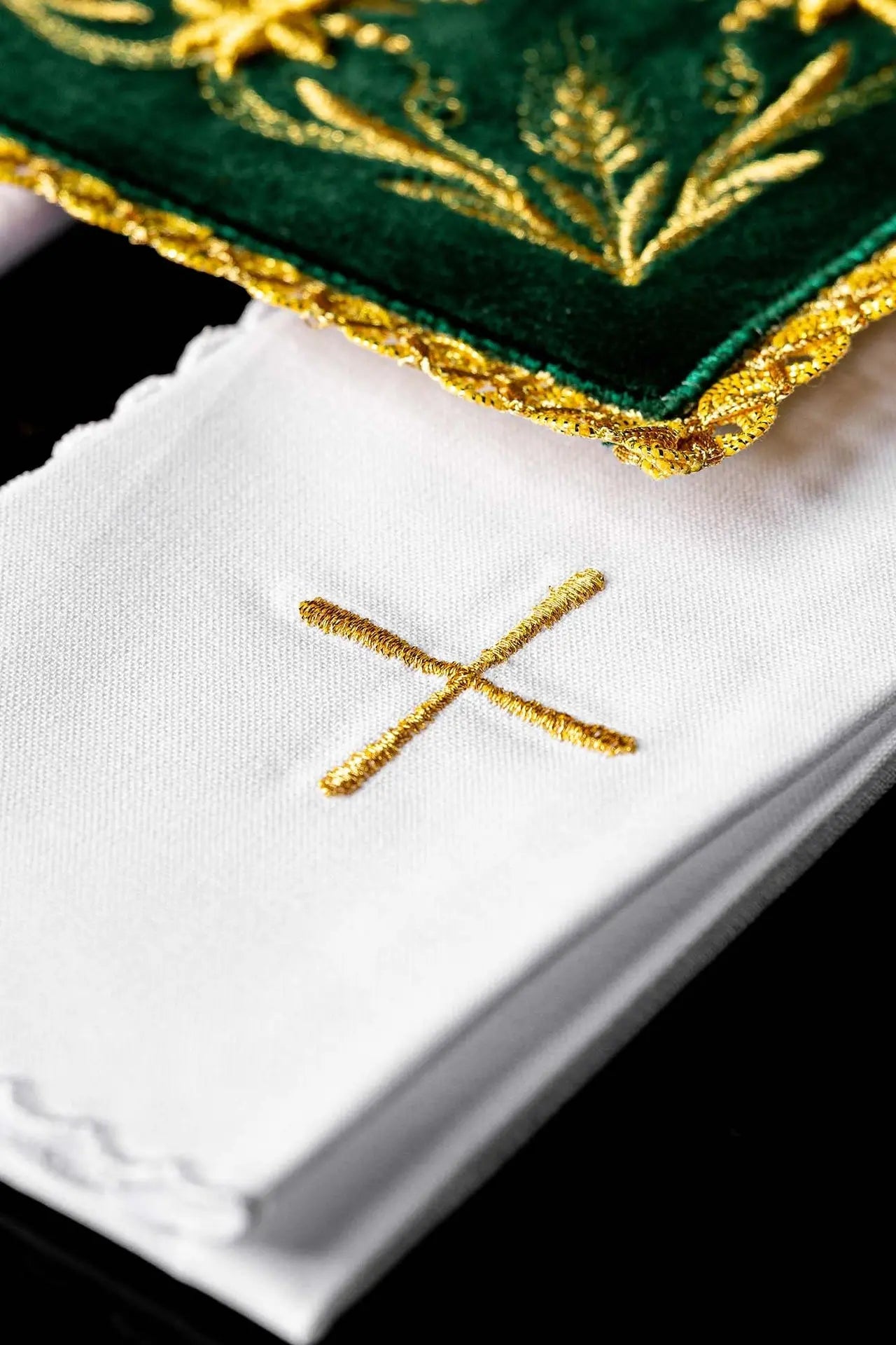 Lin de calice en velours brodé vert