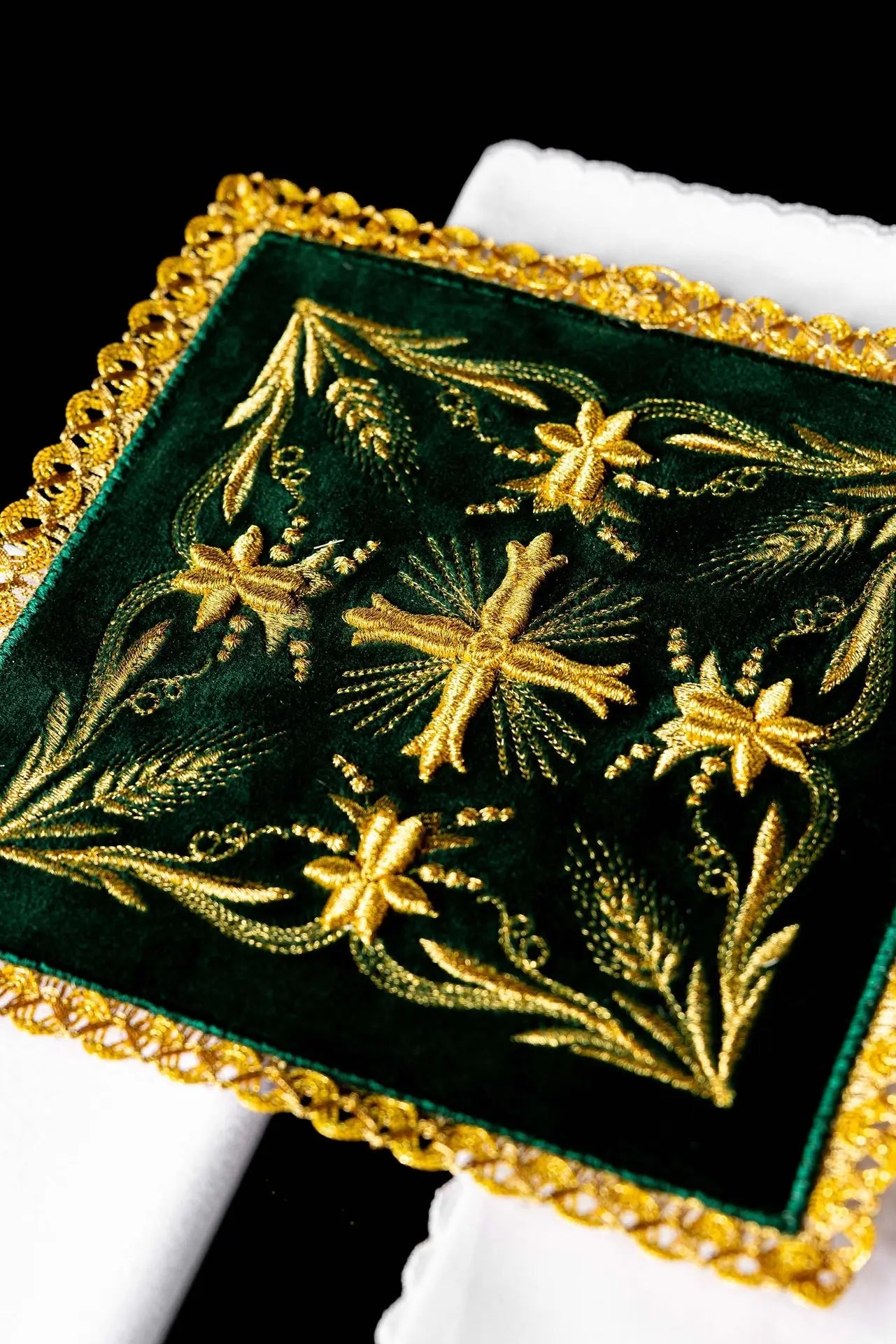 Lin de calice en velours brodé vert