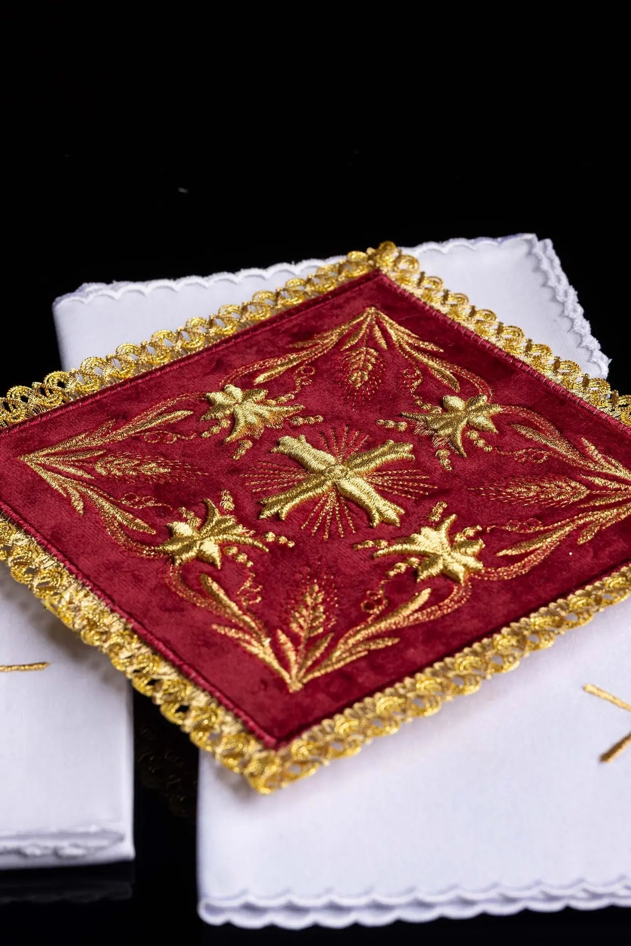 Ensemble de linge de calice en velours rouge brodé