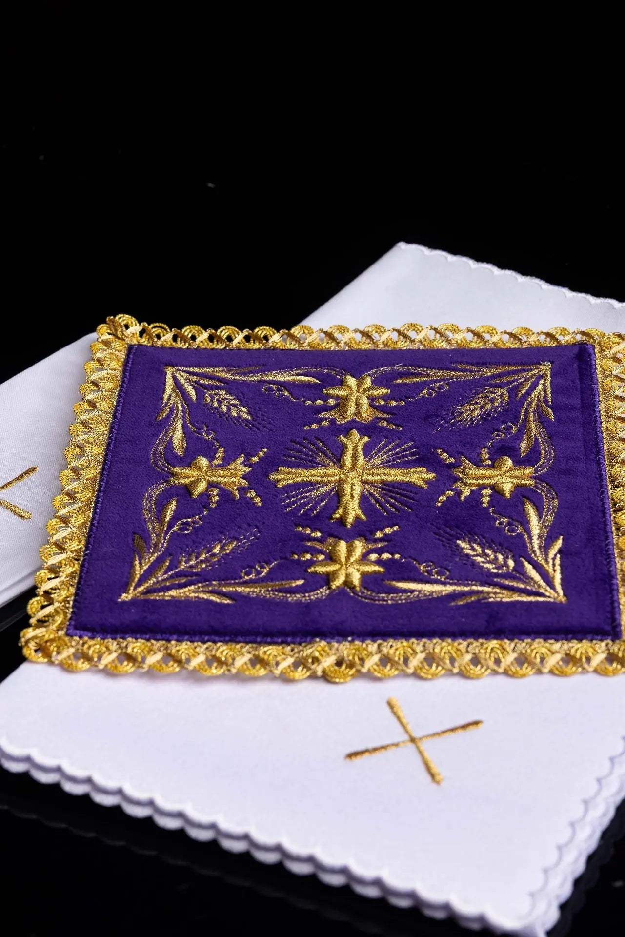 Lin de calice en velours brodé violet