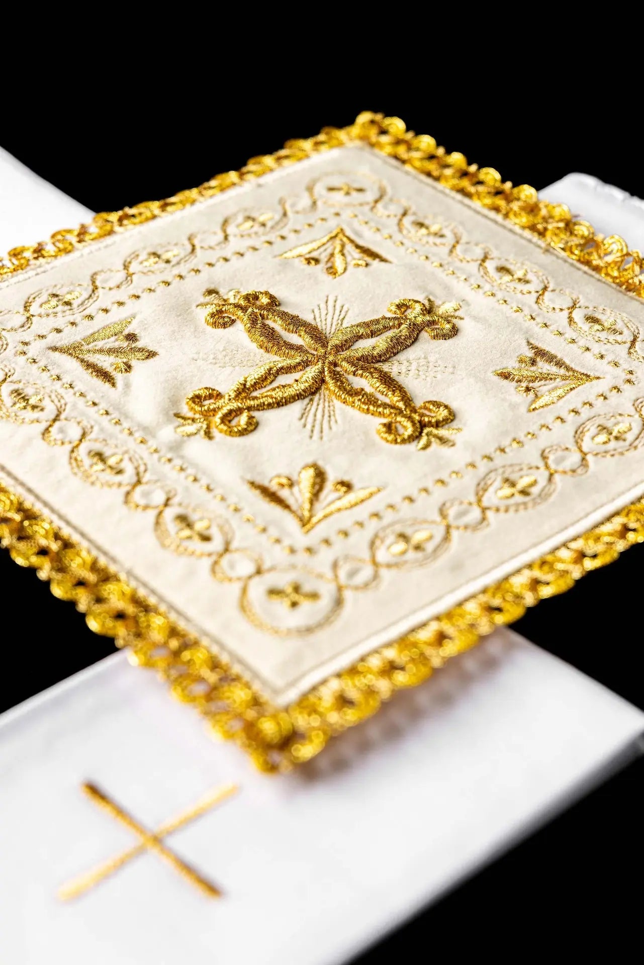 Lingerie de calice en velours écru avec motif de croix