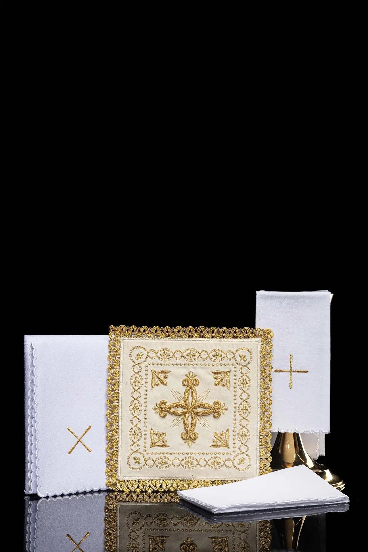 Lingerie de calice en velours écru avec motif de croix