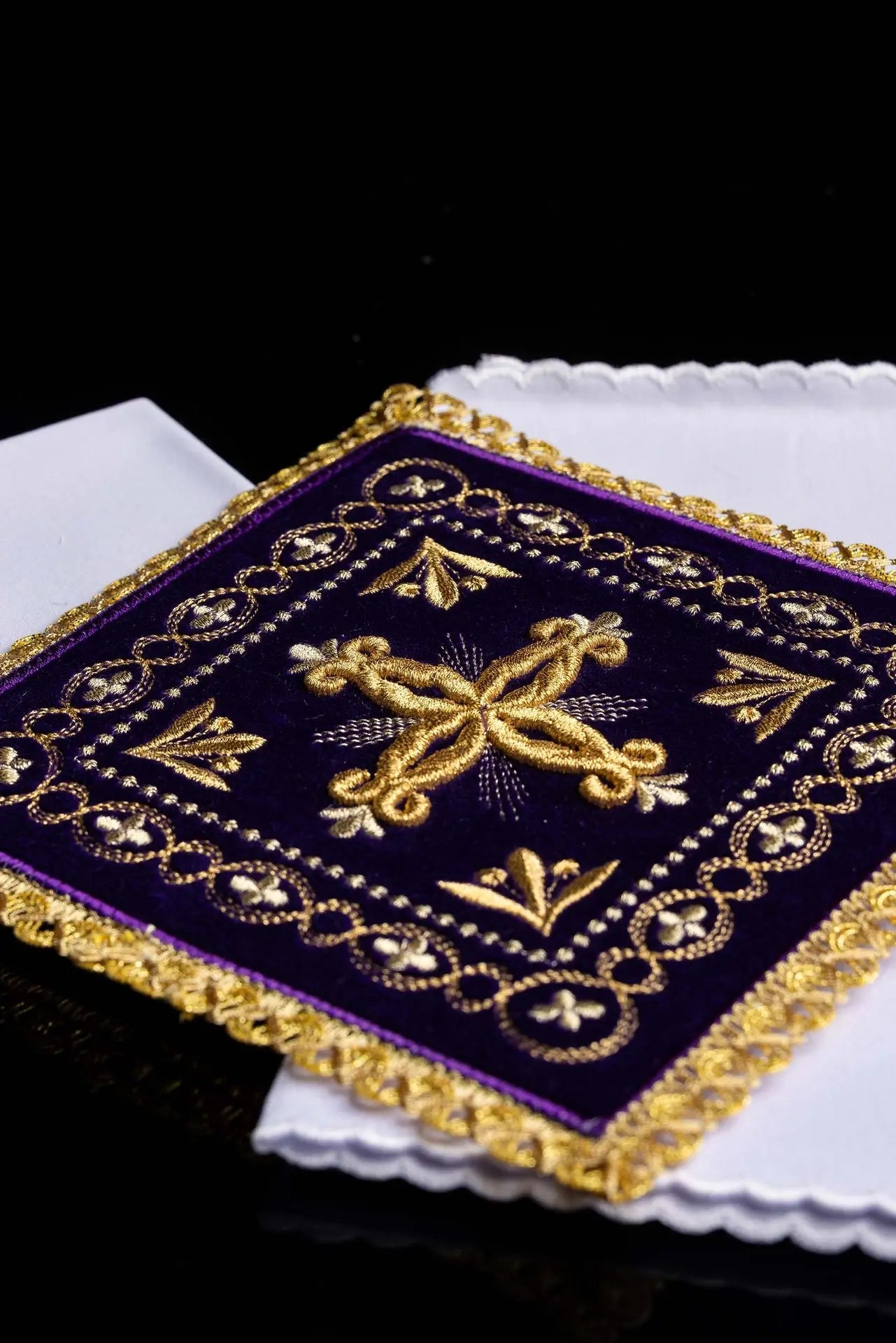Embroidered cup linen purple velvet
