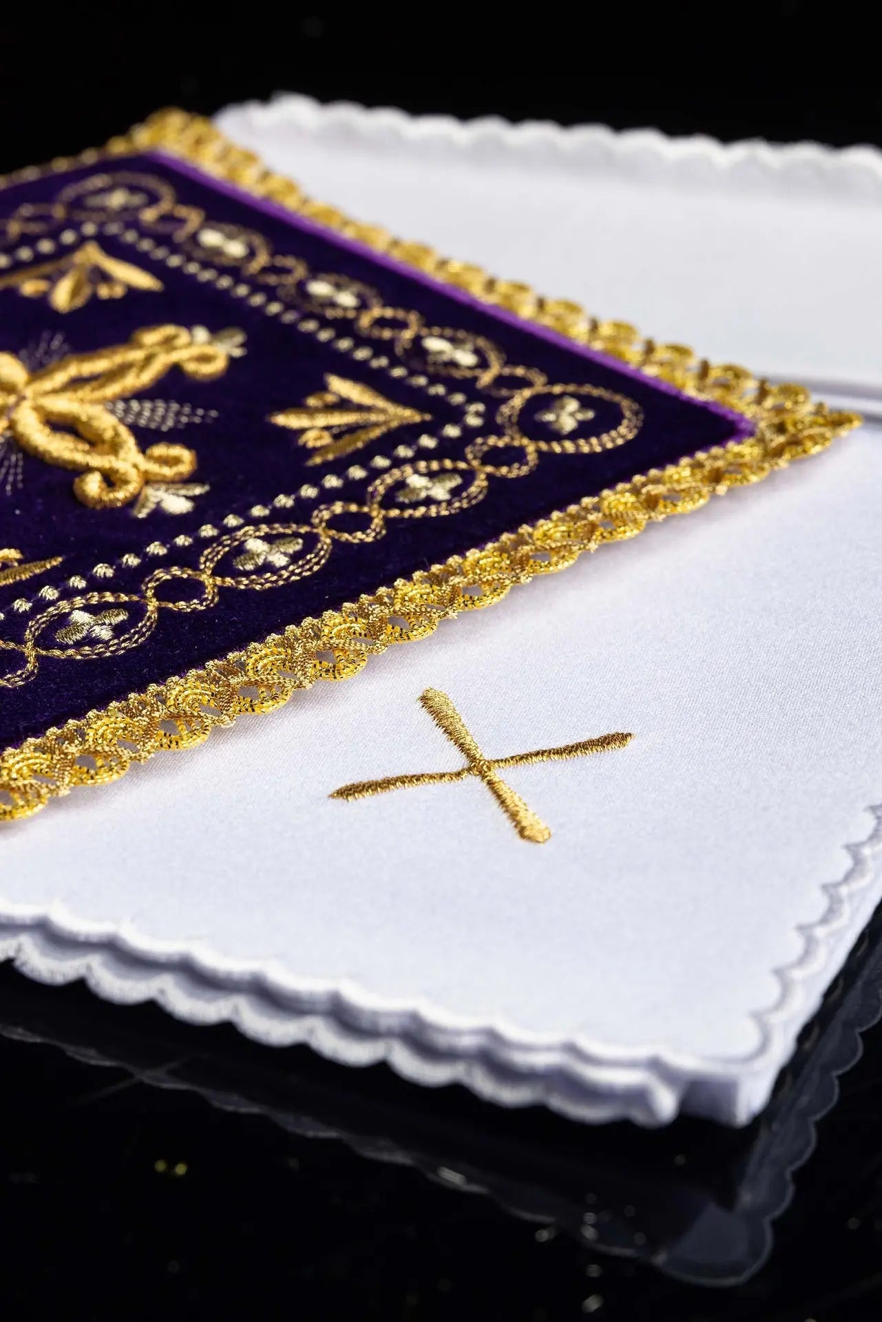 Embroidered cup linen purple velvet