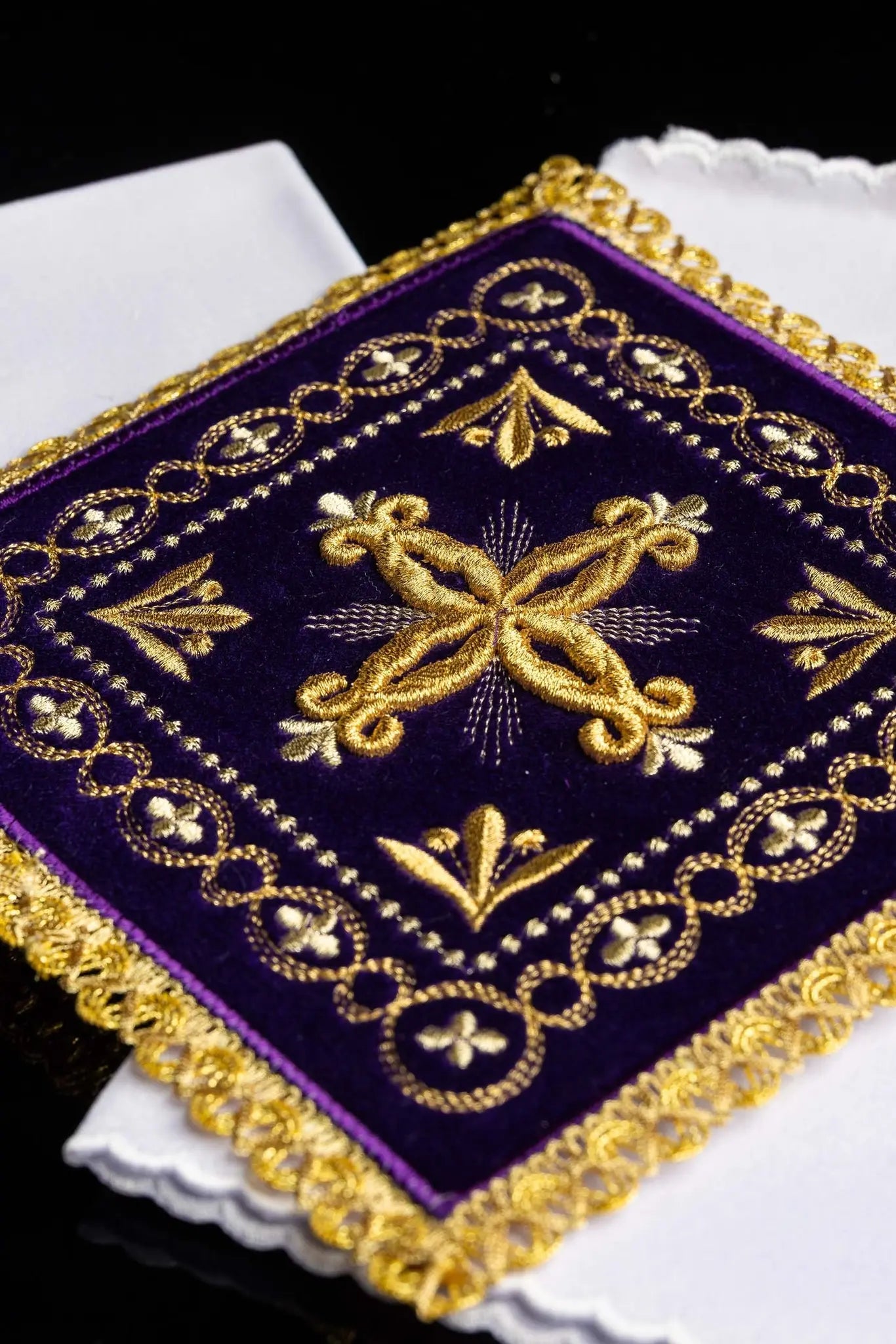 Embroidered cup linen purple velvet
